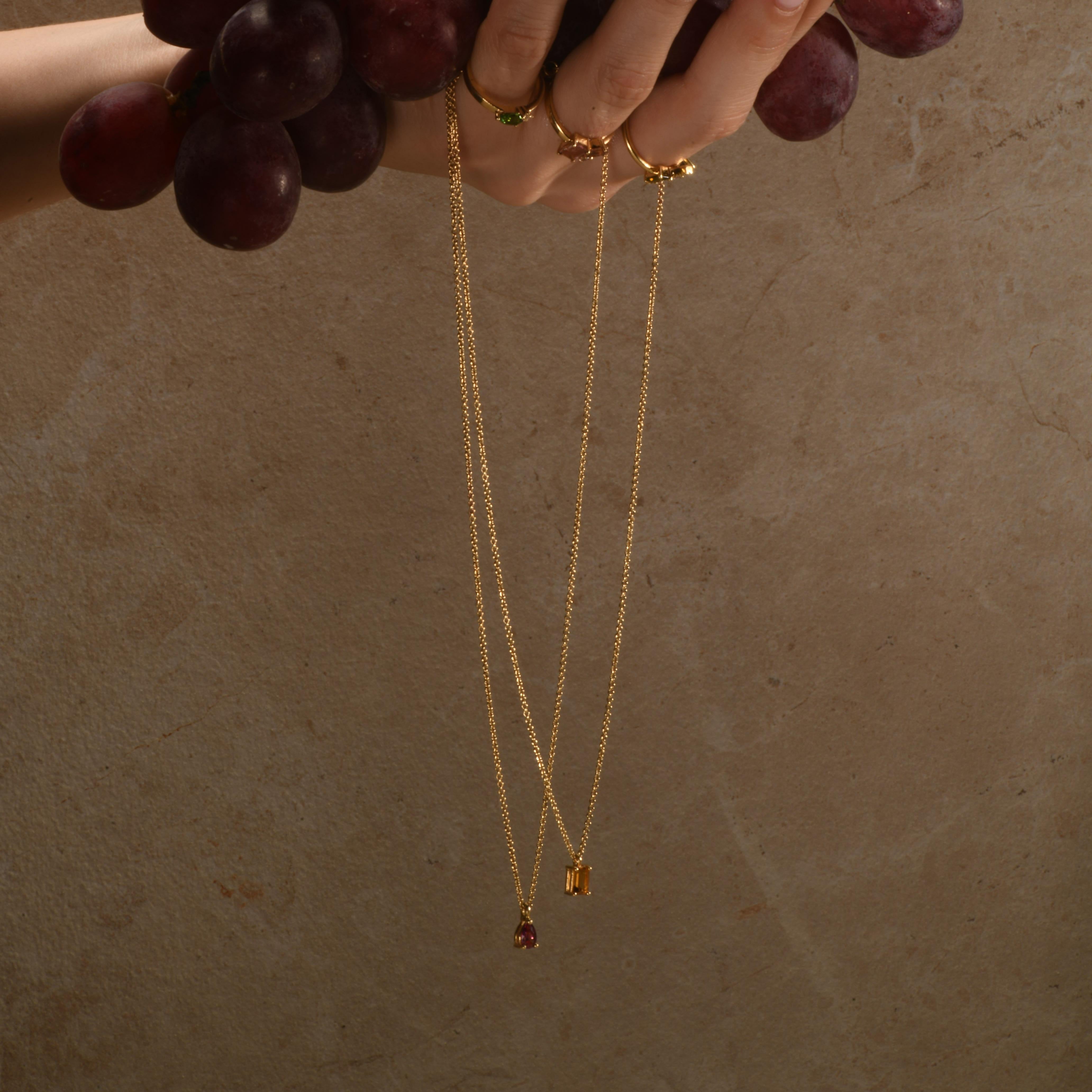 Collier moderne en or jaune 18 carats avec une tourmaline verte taillée en émeraude Neuf - En vente à Antwerp, BE