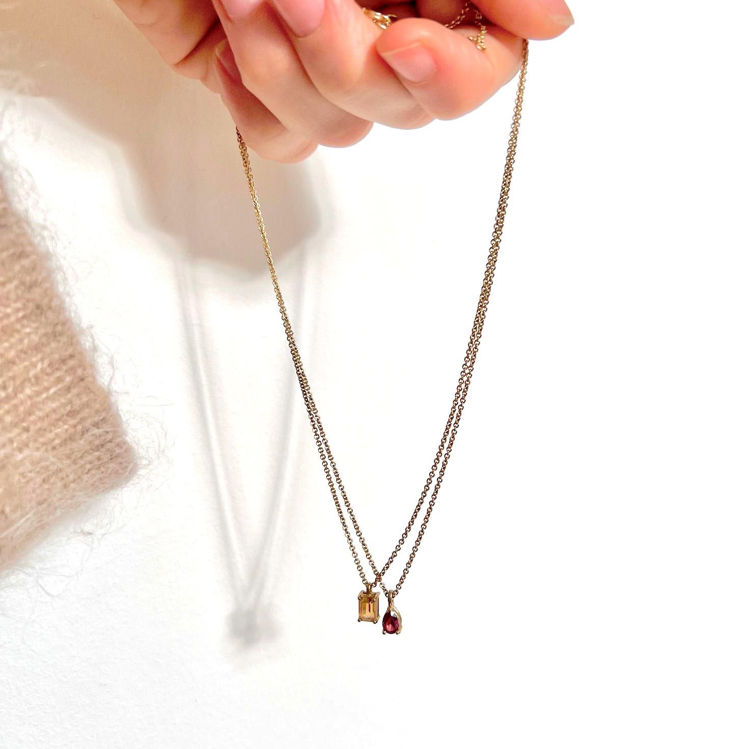 Collier moderne en or jaune 18 carats avec une tourmaline verte taillée en émeraude en vente 1