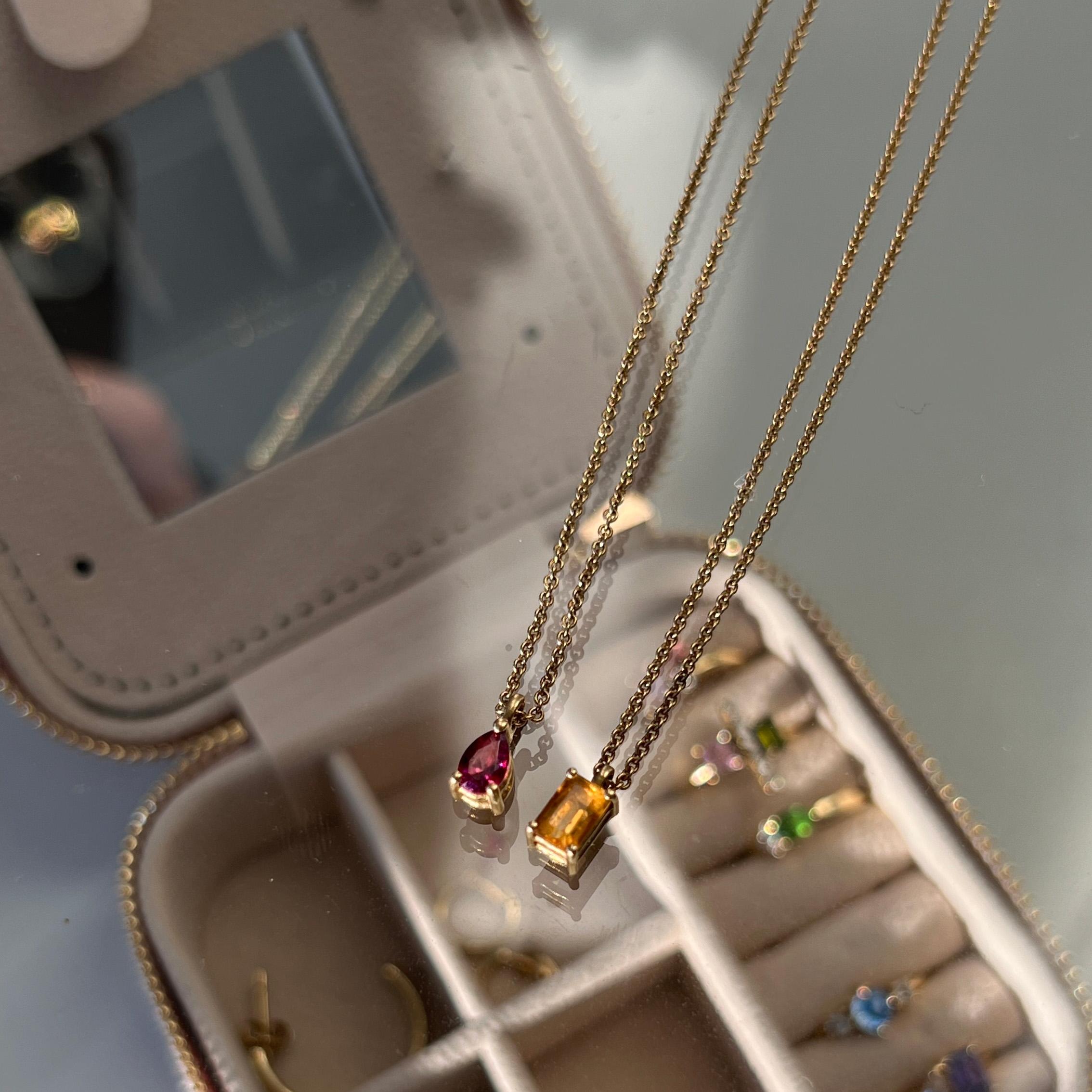 Collier moderne en or jaune 18 carats avec une tourmaline verte taillée en émeraude en vente 2