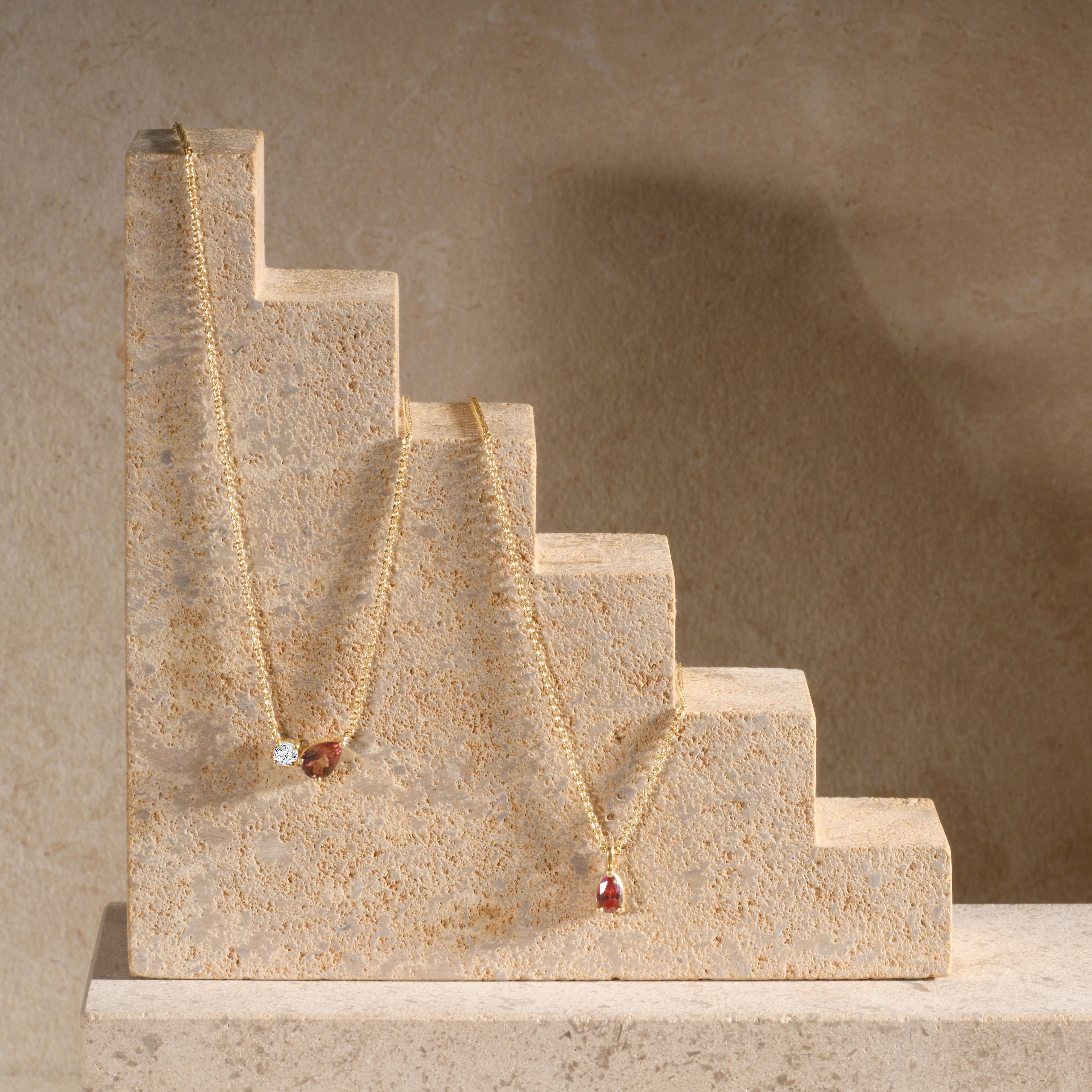Moderne Halskette aus 18 Karat Gelbgold mit Citrin im Birnenschliff und rundem Diamanten im Angebot 2