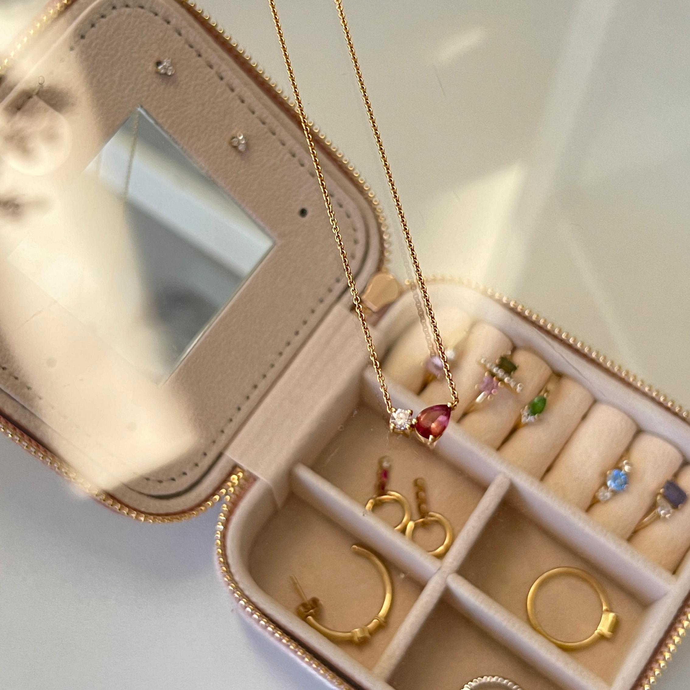 Moderne Halskette aus 18 Karat Gelbgold mit einem Birnenschliff-Turmalin und rundem Diamanten im Angebot 1
