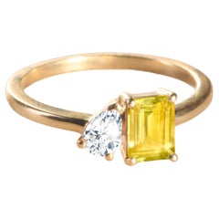 Modern 18k yellow gold ring with a emerald-cut Goldberyll and a pear-cut diamond