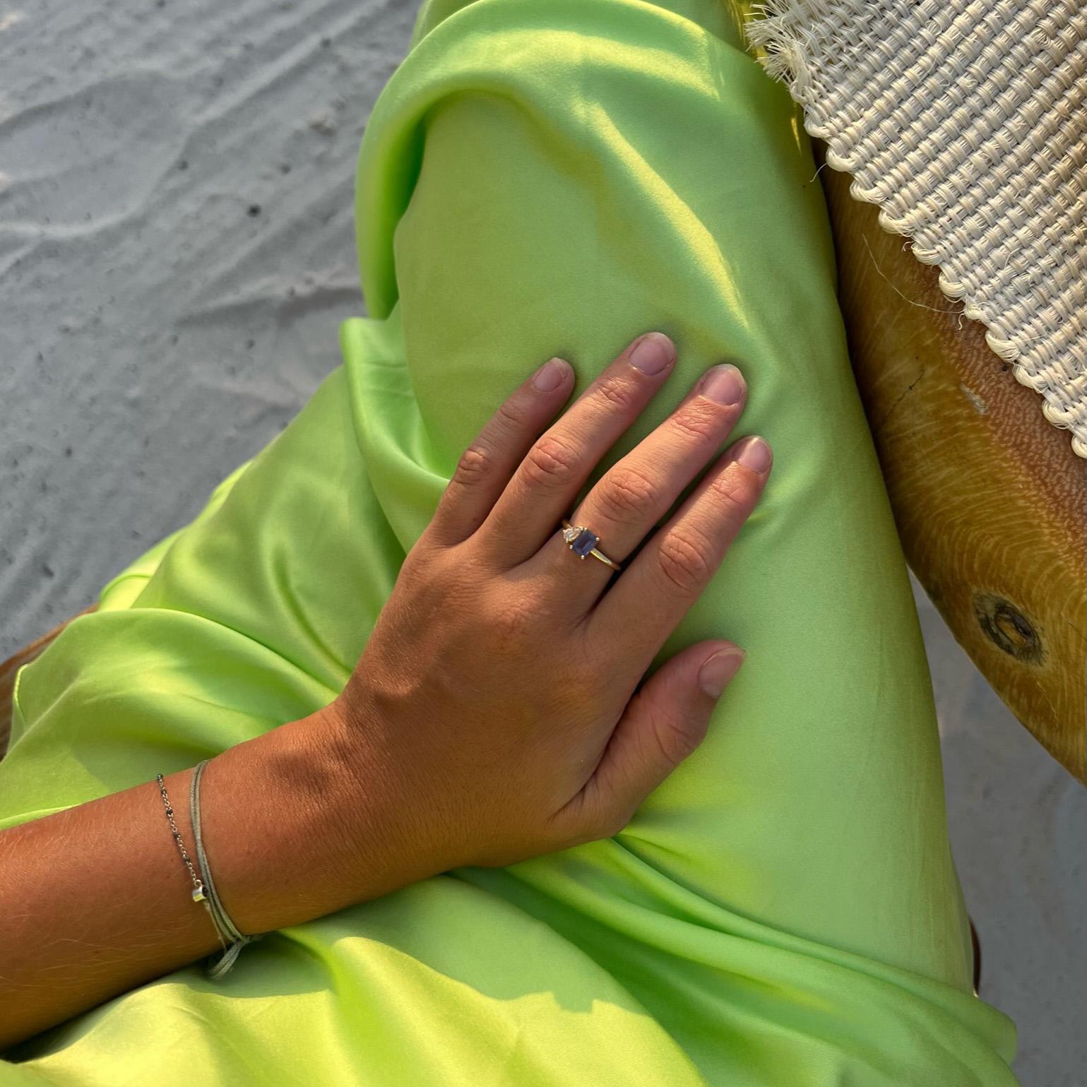 En venta: Anillo moderno de oro amarillo de 18 quilates con un rubí talla esmeralda y un diamante talla pera.  4