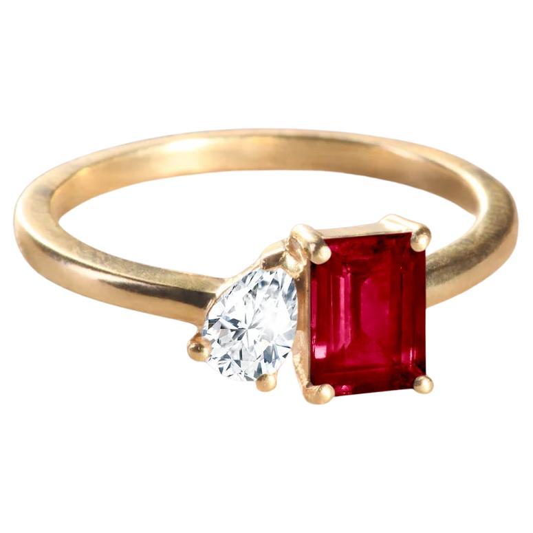 En venta: Anillo moderno de oro amarillo de 18 quilates con un rubí talla esmeralda y un diamante talla pera.