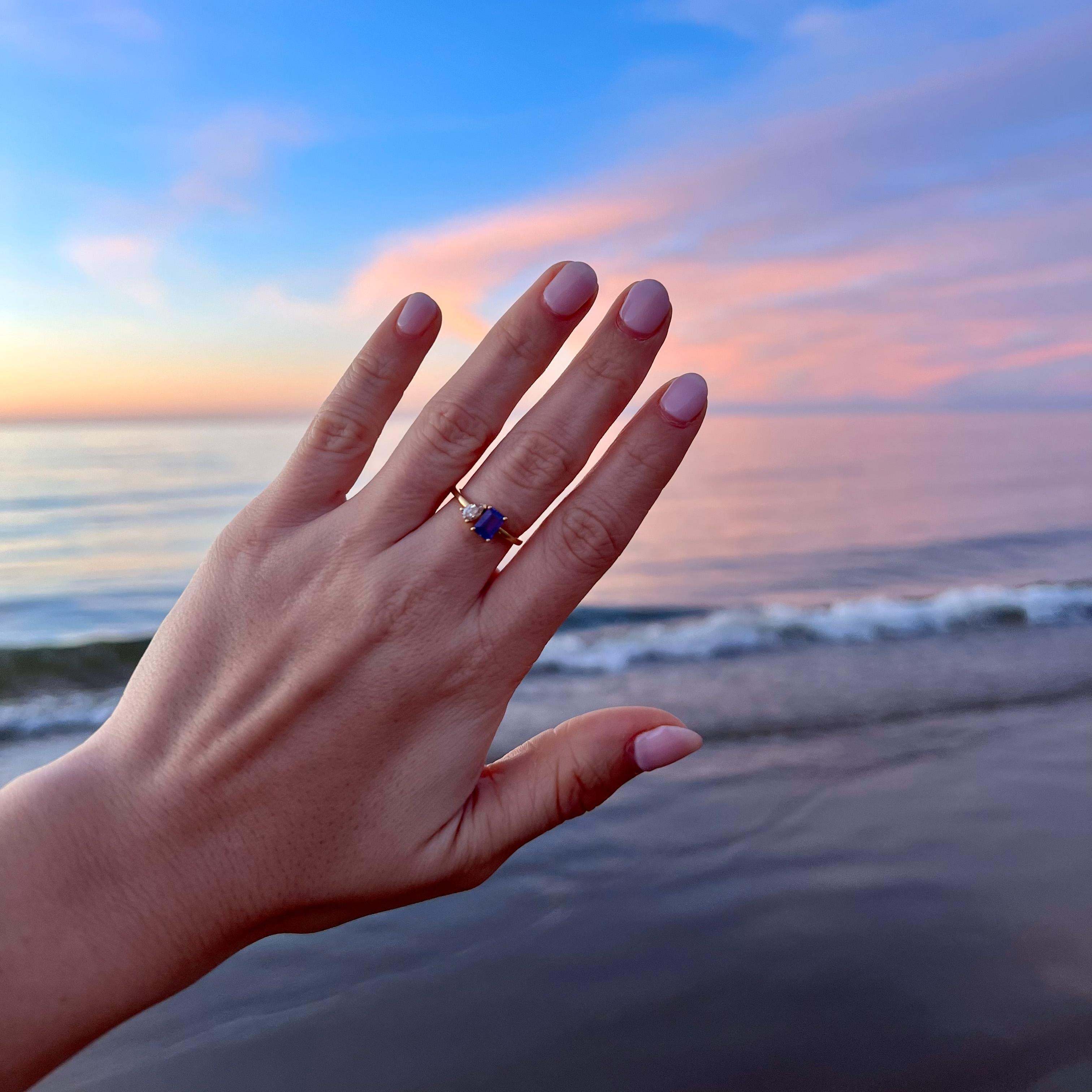 En vente :  Bague moderne en or jaune 18 carats avec une tanzanite taille émeraude et un diamant taille poire 8