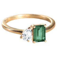 Anillo moderno de oro amarillo de 18 quilates con una Turmalina talla esmeralda y un diamante talla pera