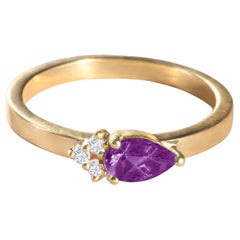 Moderner Ring aus 18 Karat Gelbgold mit einem Amethyst im Birnenschliff und 3 runden Diamanten