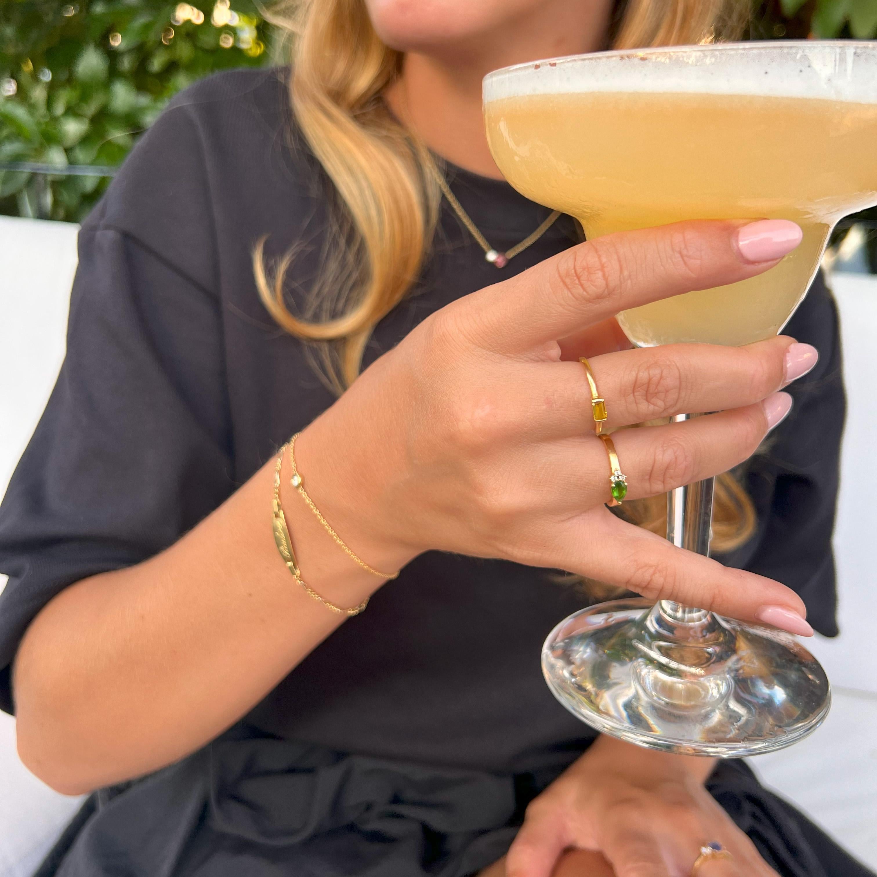 Im Angebot: Moderner Ring aus 18 Karat Gelbgold mit einem Citrin im Birnenschliff und 3 runden Diamanten () 2