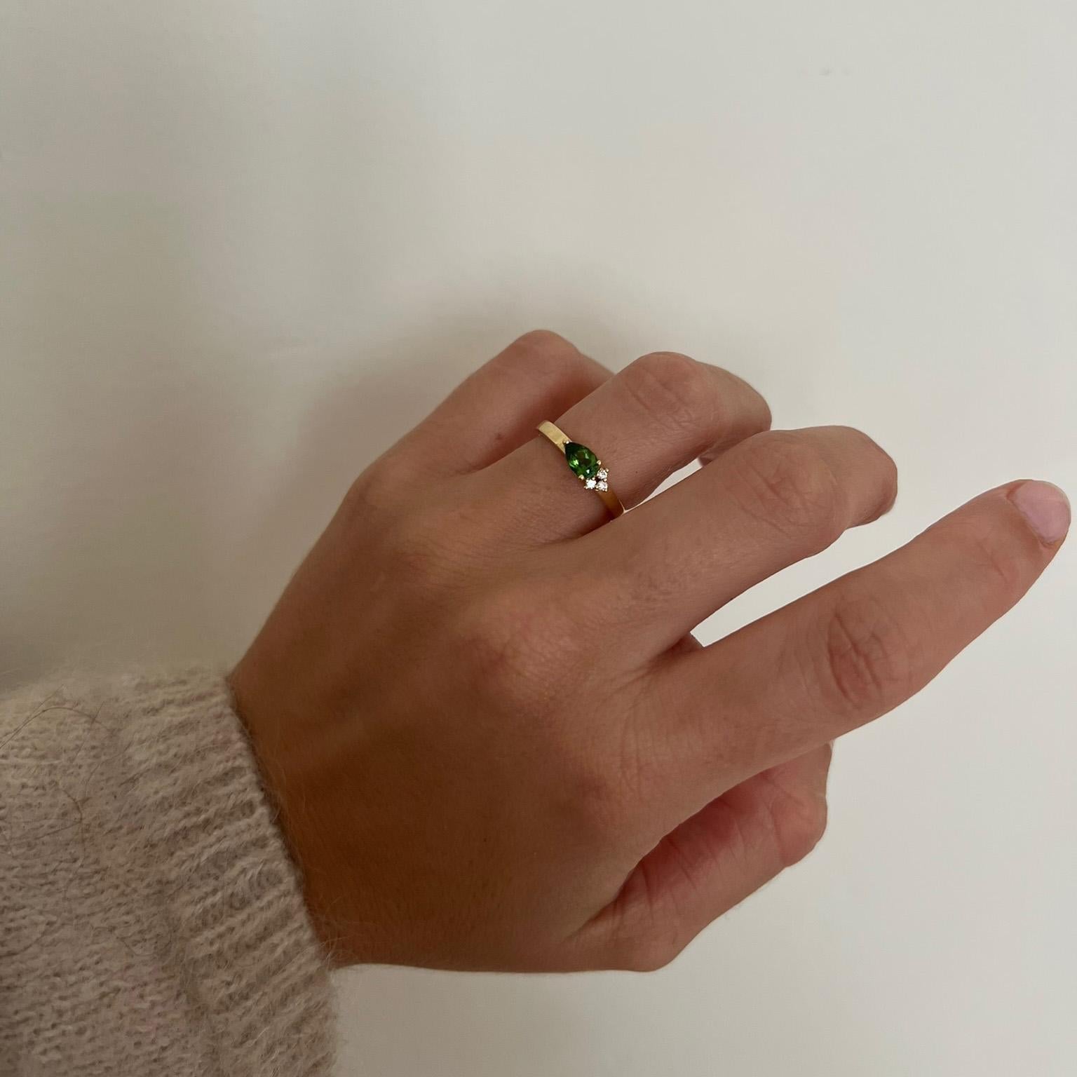 Im Angebot: Moderner Ring aus 18 Karat Gelbgold mit einem Citrin im Birnenschliff und 3 runden Diamanten () 4