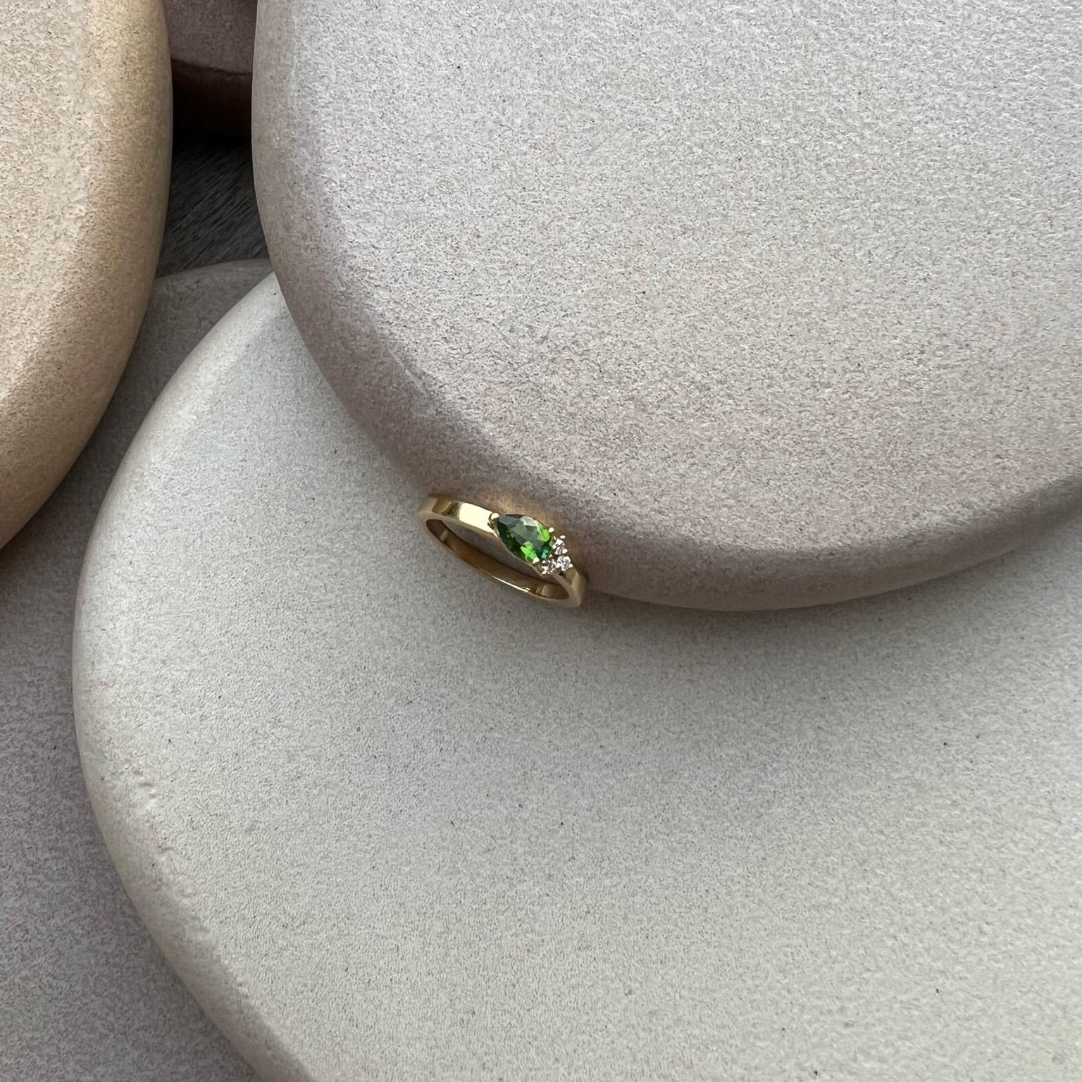 Im Angebot: Moderner Ring aus 18 Karat Gelbgold mit einem Citrin im Birnenschliff und 3 runden Diamanten () 5