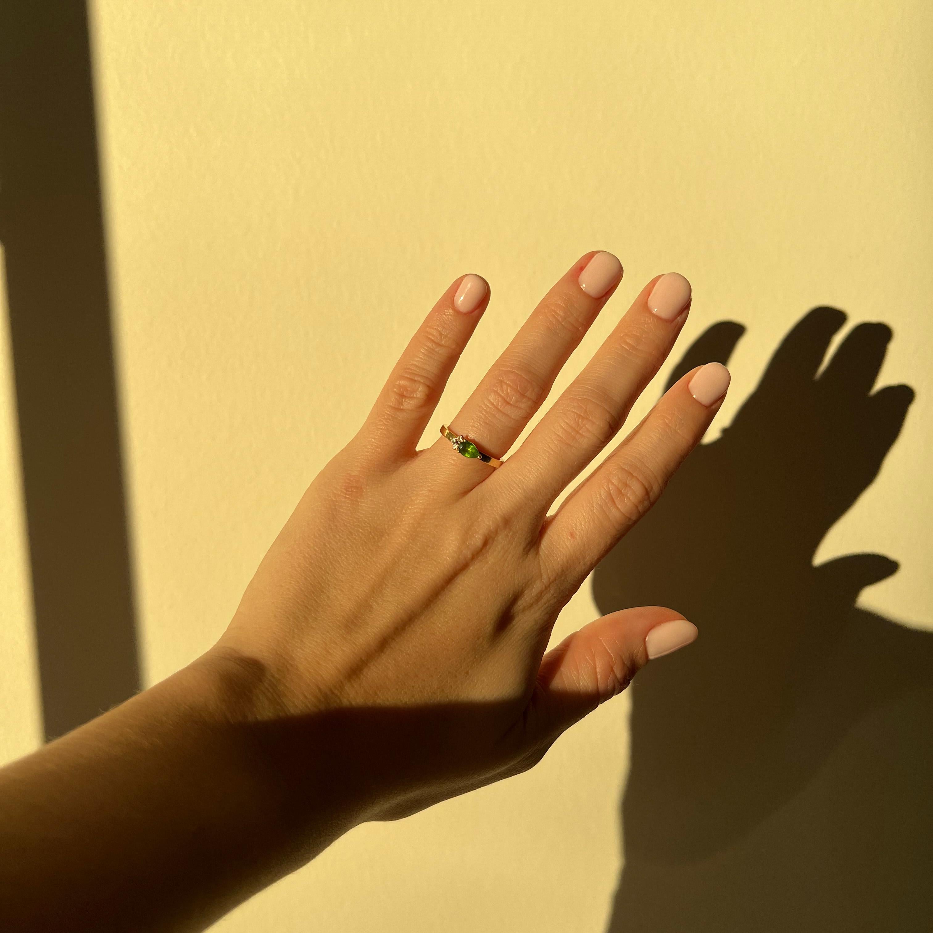 Im Angebot: Moderner Ring aus 18 Karat Gelbgold mit einem Citrin im Birnenschliff und 3 runden Diamanten () 8
