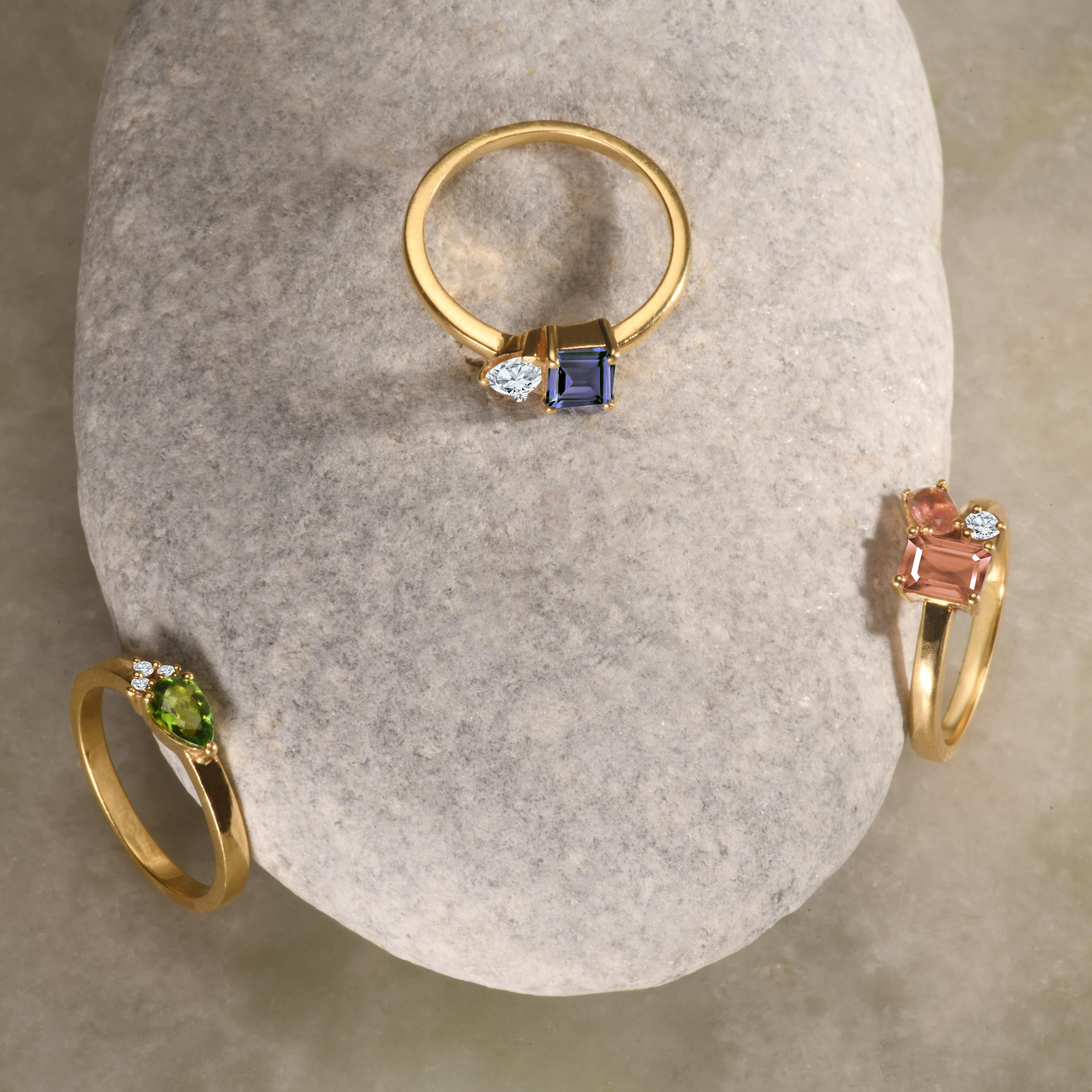Im Angebot: Moderner Ring aus 18 Karat Gelbgold mit einem Citrin im Birnenschliff und 3 runden Diamanten () 9