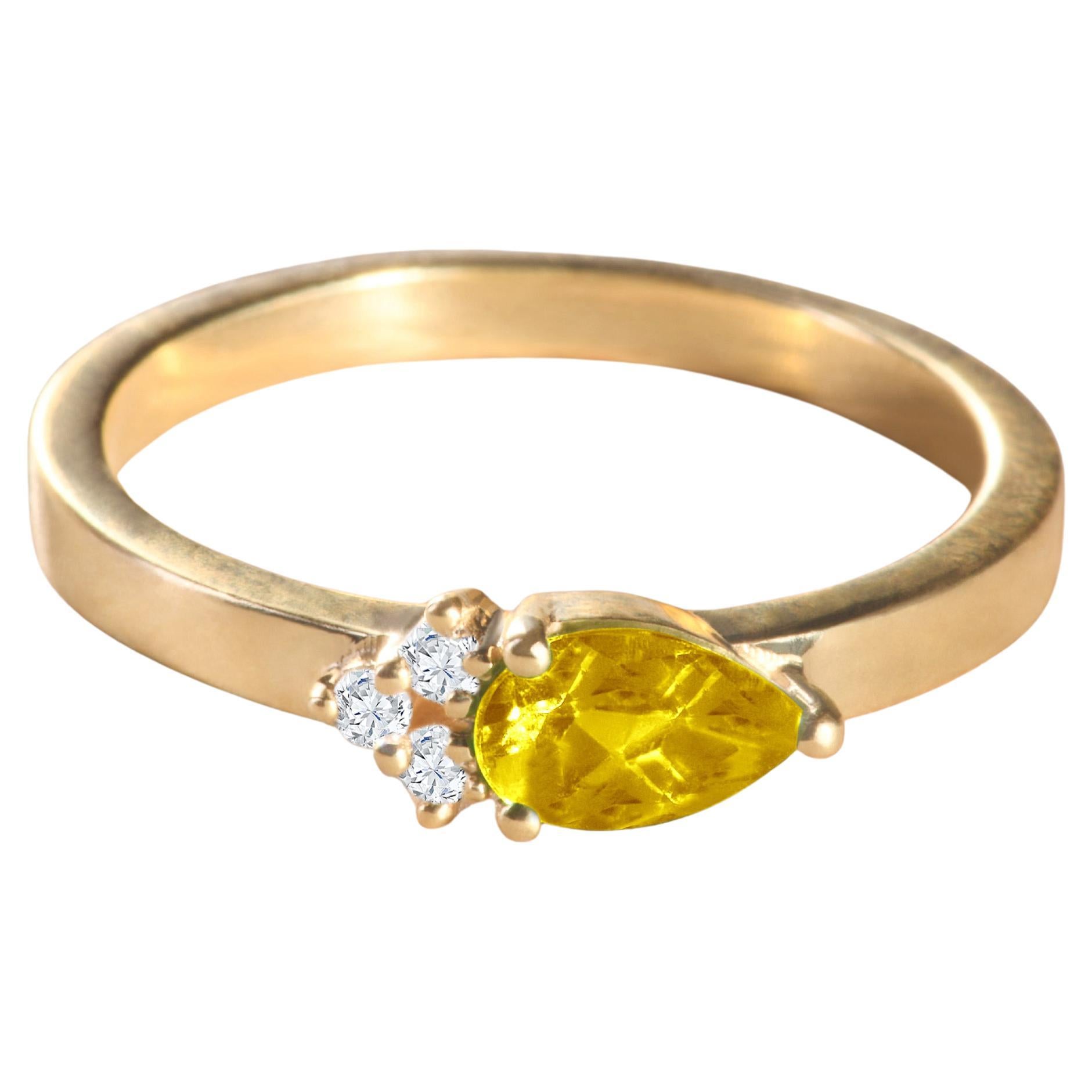 Im Angebot: Moderner Ring aus 18 Karat Gelbgold mit einem Citrin im Birnenschliff und 3 runden Diamanten ()