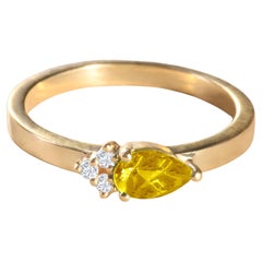 Bague moderne en or jaune 18 carats avec une citrine taillée en poire et 3 diamants ronds