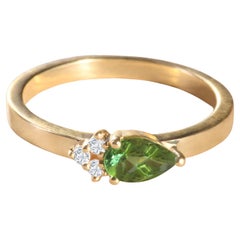 Moderner Ring aus 18 Karat Gelbgold mit einem birnenförmigen Turmalin im Birnenschliff und 3 runden Diamanten