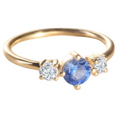 Moderner Ring aus 18 Karat Gelbgold mit einem runden blauen Aquamarin und zwei runden Diamanten