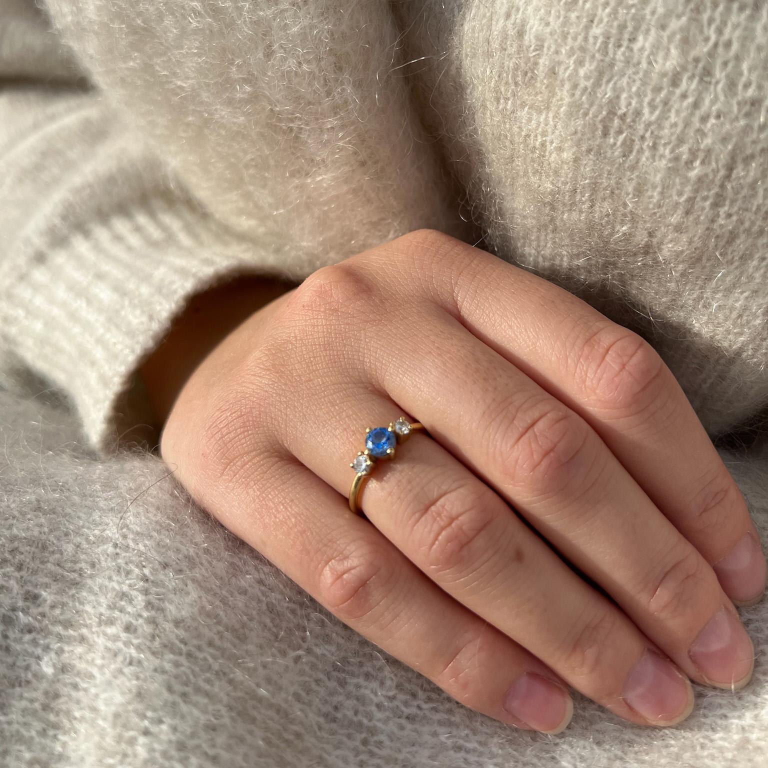 Im Angebot: Moderner Ring aus 18 Karat Gelbgold mit einem runden Tsavoritgarne und zwei runden Diamanten. () 2