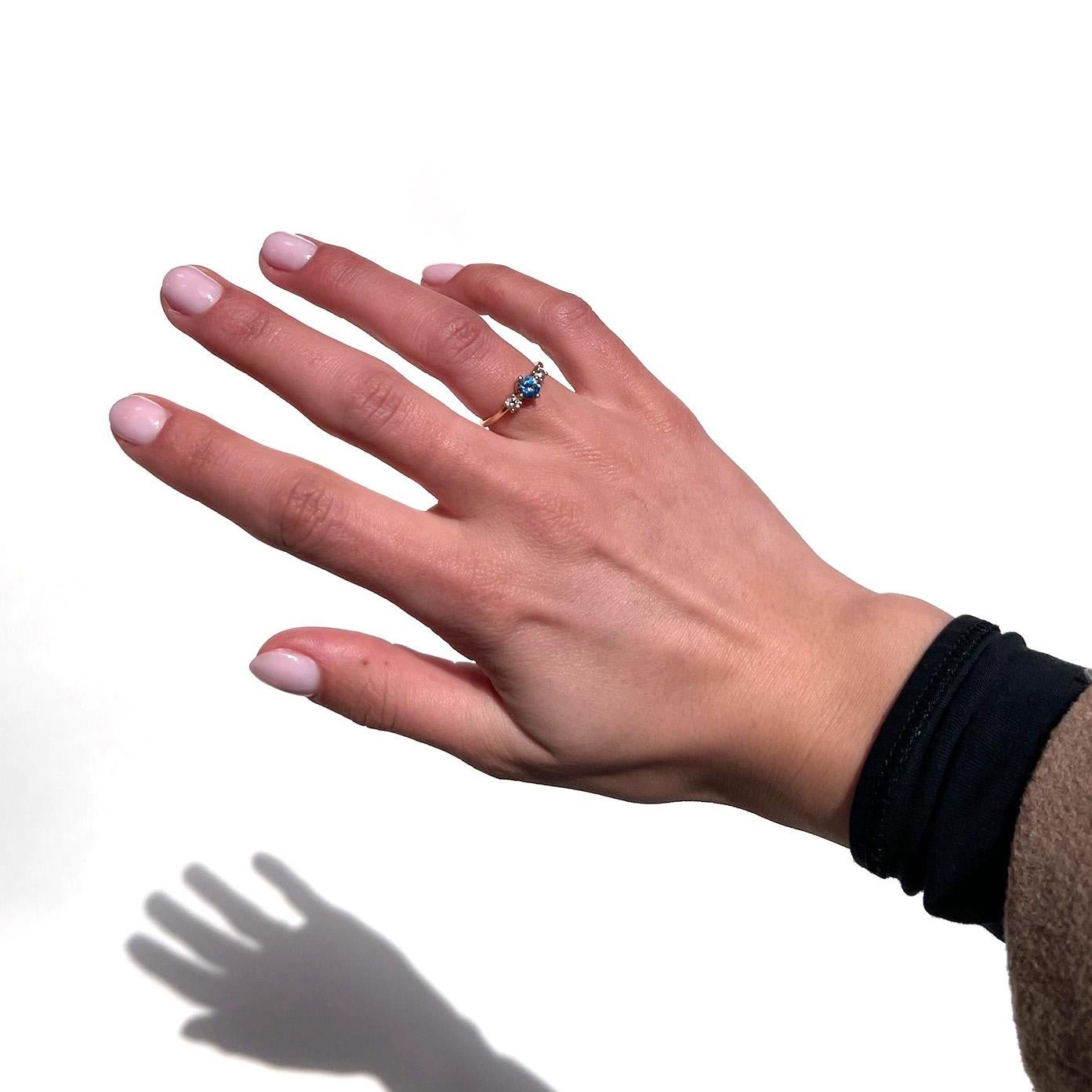 Im Angebot: Moderner Ring aus 18 Karat Gelbgold mit einem runden Tsavoritgarne und zwei runden Diamanten. () 3