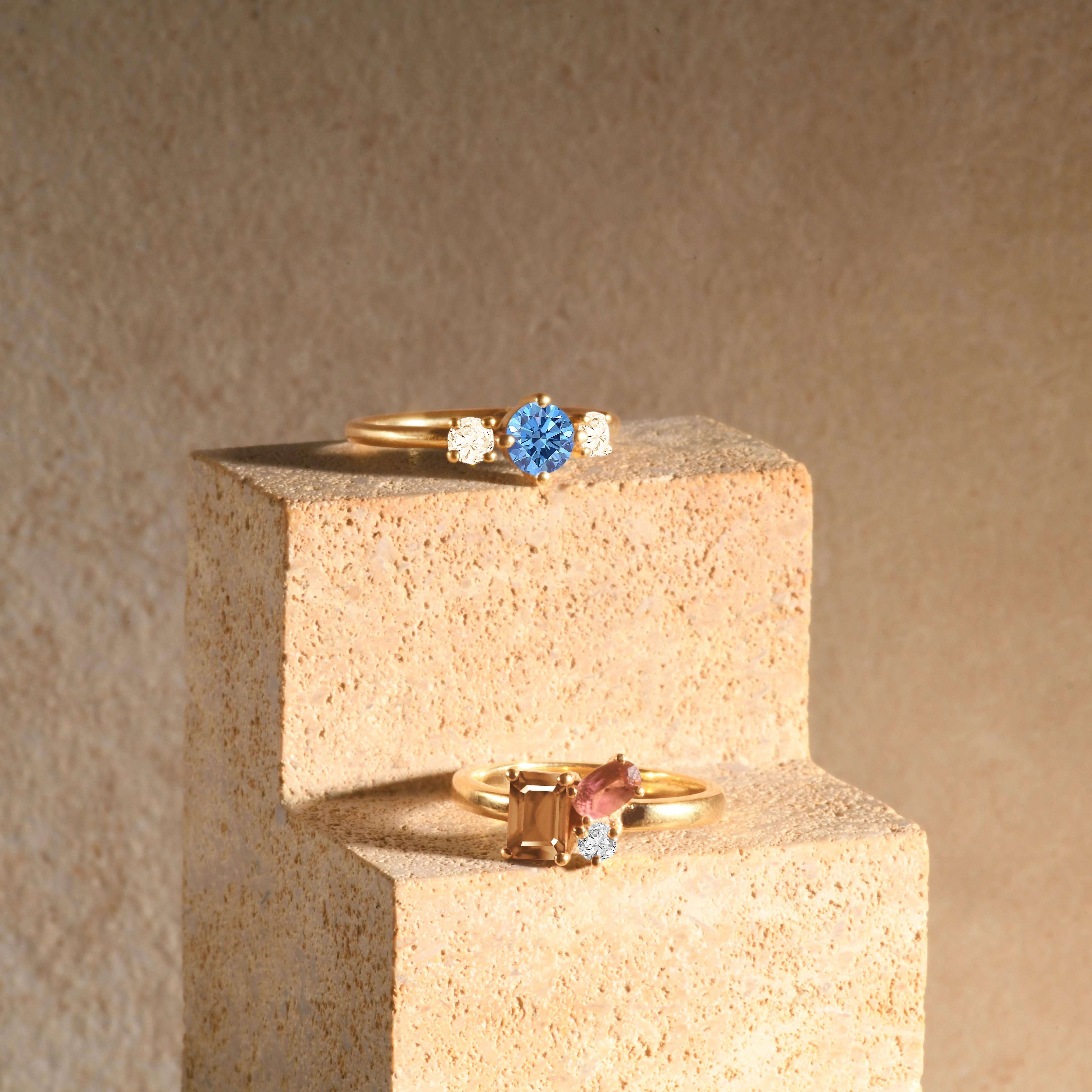 Im Angebot: Moderner Ring aus 18 Karat Gelbgold mit einem runden Tsavoritgarne und zwei runden Diamanten. () 4