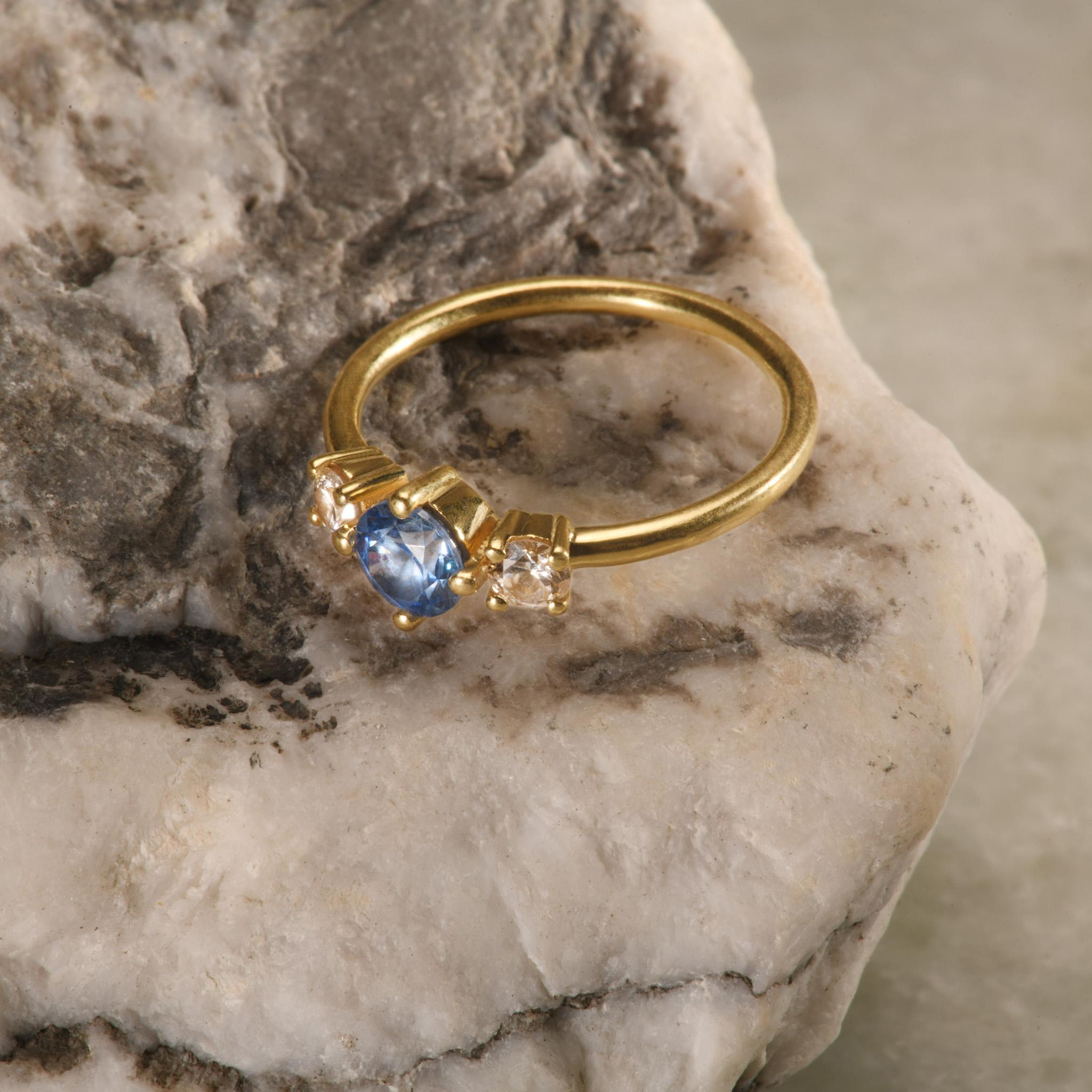 Im Angebot: Moderner Ring aus 18 Karat Gelbgold mit einem runden Tsavoritgarne und zwei runden Diamanten. () 5