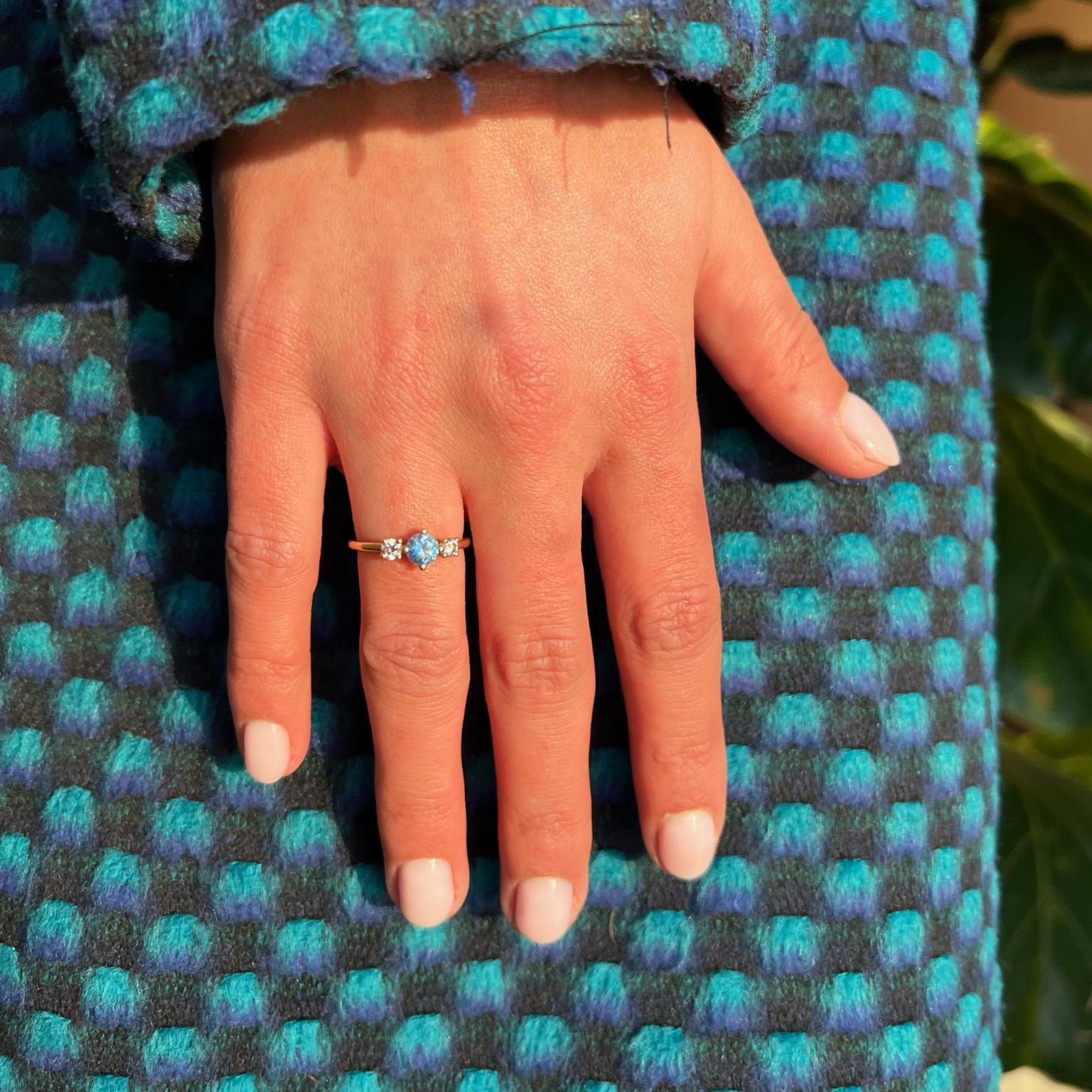 Im Angebot: Moderner Ring aus 18 Karat Gelbgold mit einem runden Tsavoritgarne und zwei runden Diamanten. () 8