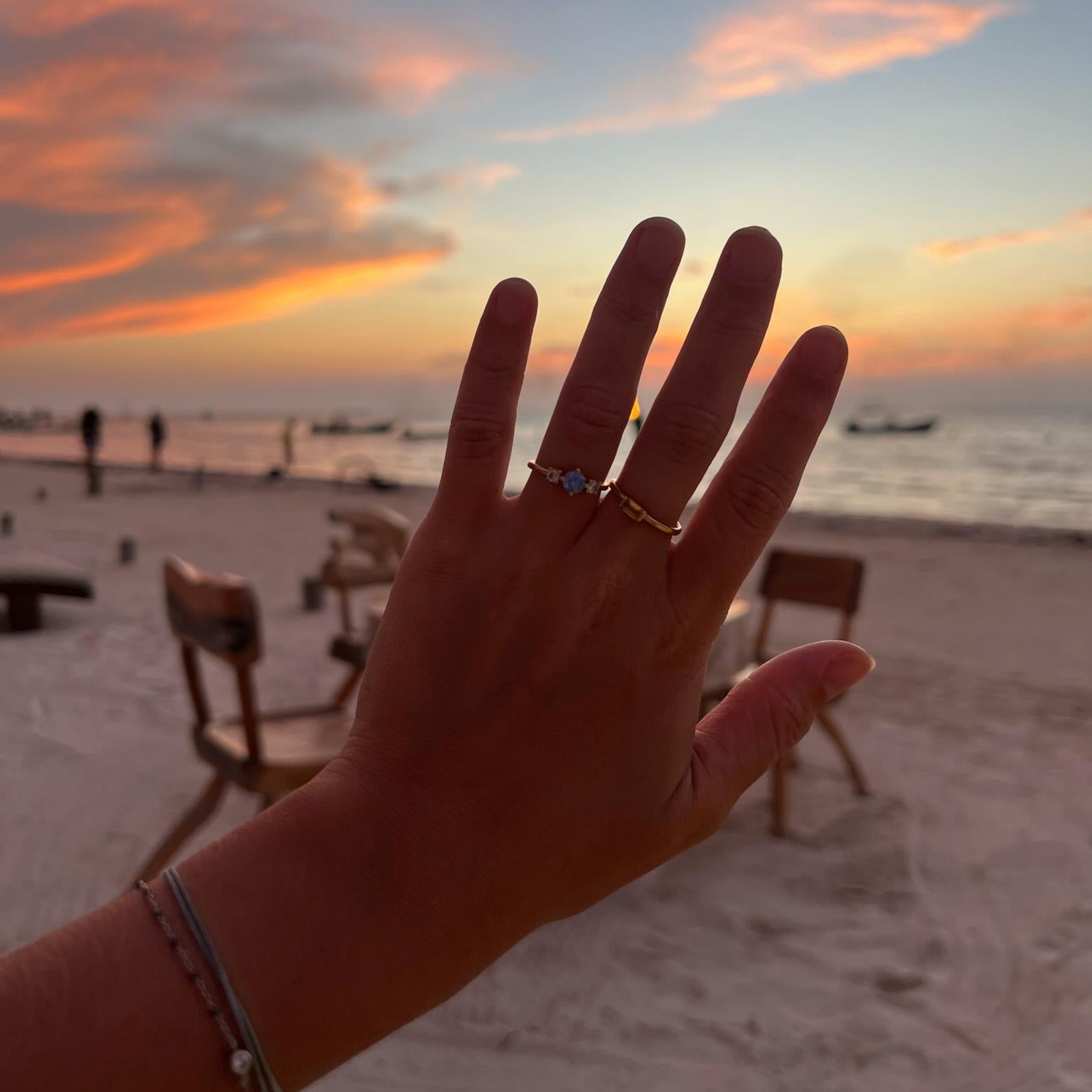 Im Angebot: Moderner Ring aus 18 Karat Gelbgold mit einem runden Tsavoritgarne und zwei runden Diamanten. () 9