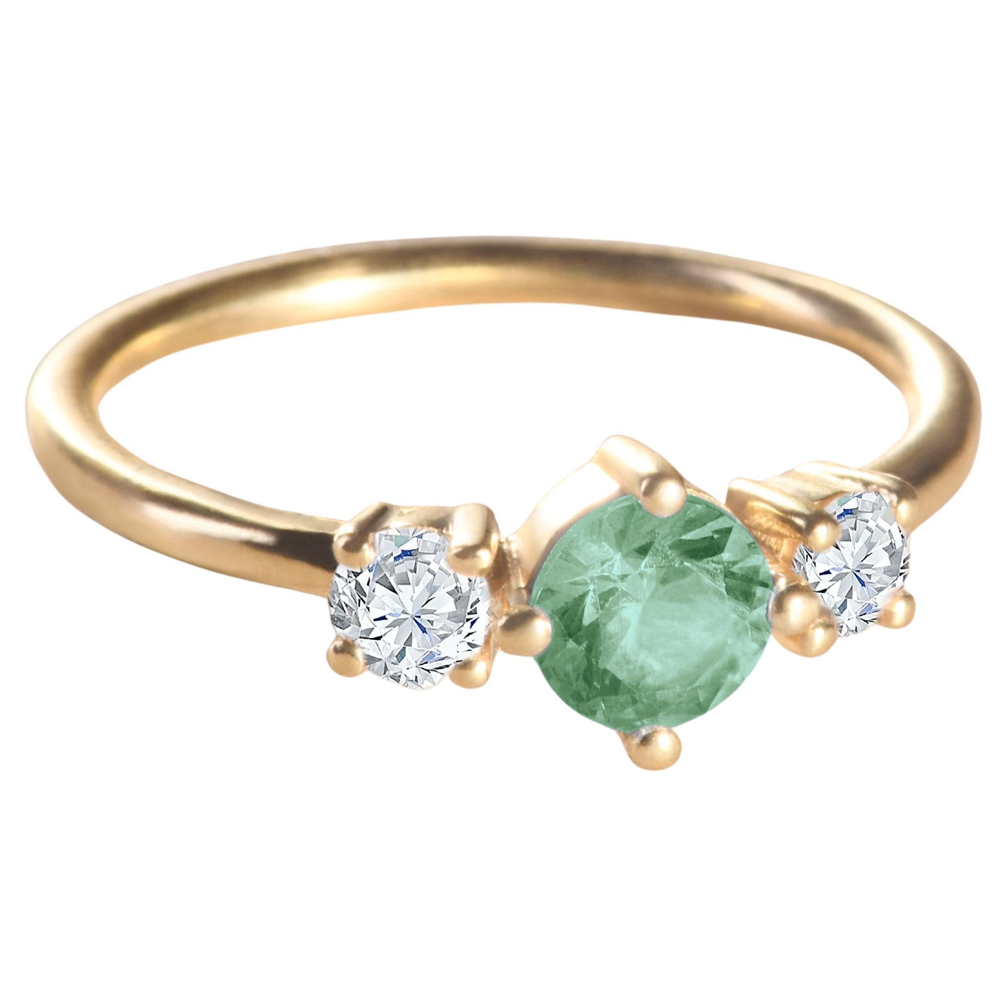 Im Angebot: Moderner Ring aus 18 Karat Gelbgold mit einem runden Tsavoritgarne und zwei runden Diamanten. ()