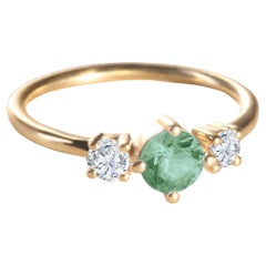 Anello moderno in oro giallo 18 carati con una Tsavorite Garne rotonda e due diamanti rotondi.