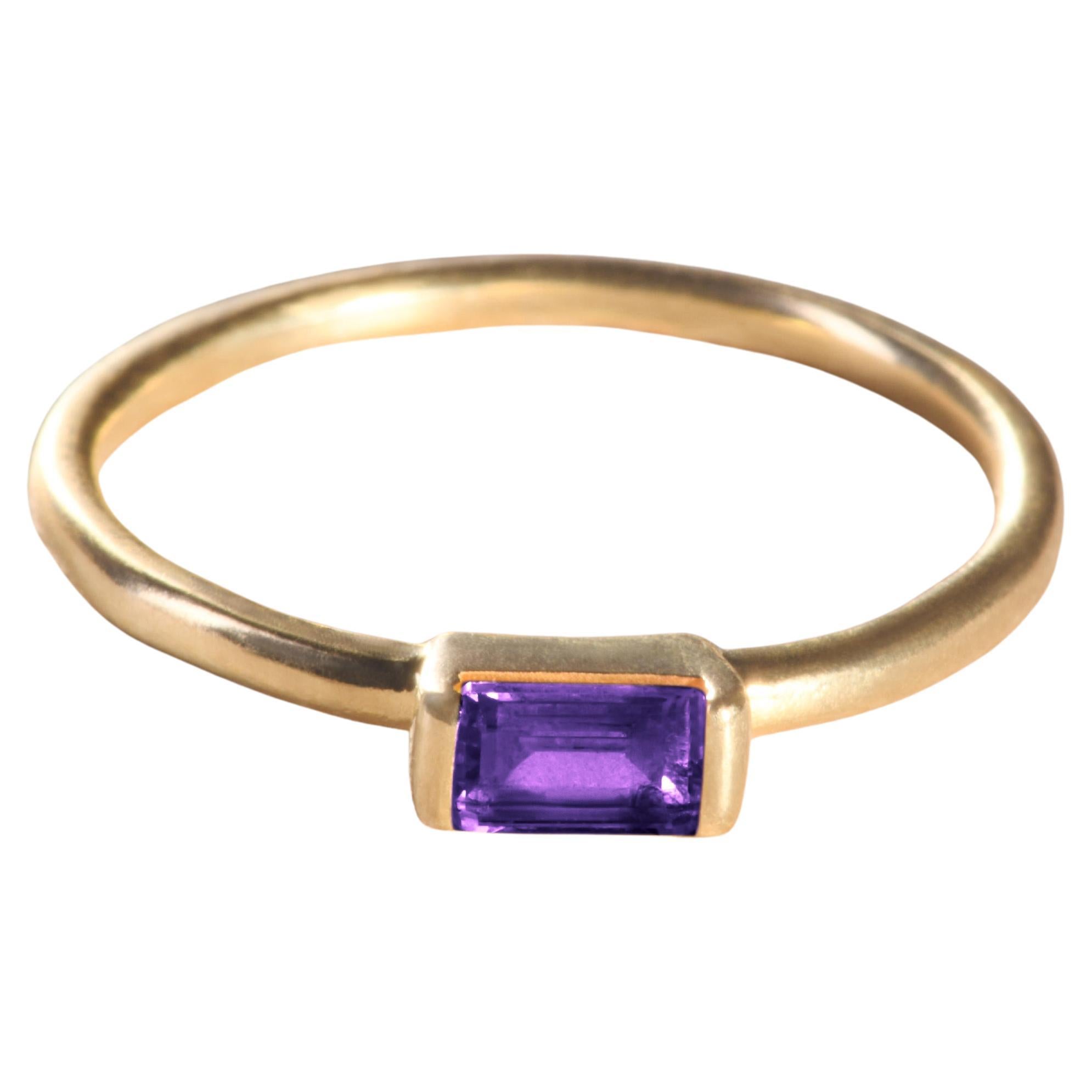 For Sale:  Modern 18k yellow gold ring with an emerald-cut Amethyst