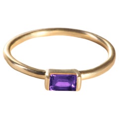 Bague moderne en or jaune 18 carats avec une améthyste de taille émeraude