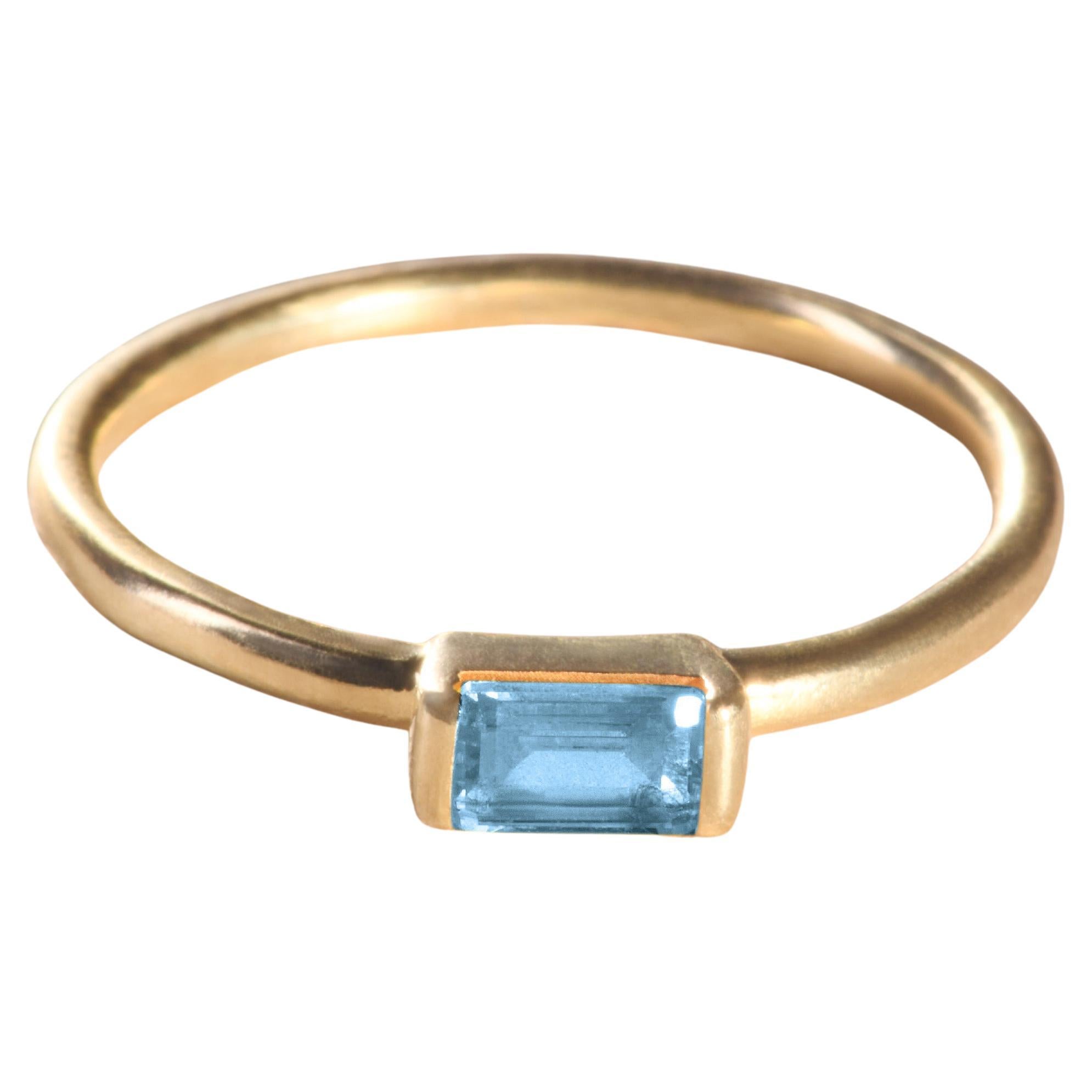 Modern 18k yellow gold ring with an emerald-cut Aquamarine