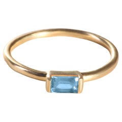 Bague moderne en or jaune 18 carats avec une aigue-marine de taille émeraude