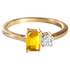 Moderner Ring aus 18 Karat Gelbgold mit einem Smaragdschliff-Goldberyll und einem Diamanten