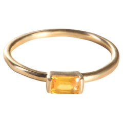 Moderner Ring aus 18 Karat Gelbgold mit einem Goldberyll im Smaragdschliff