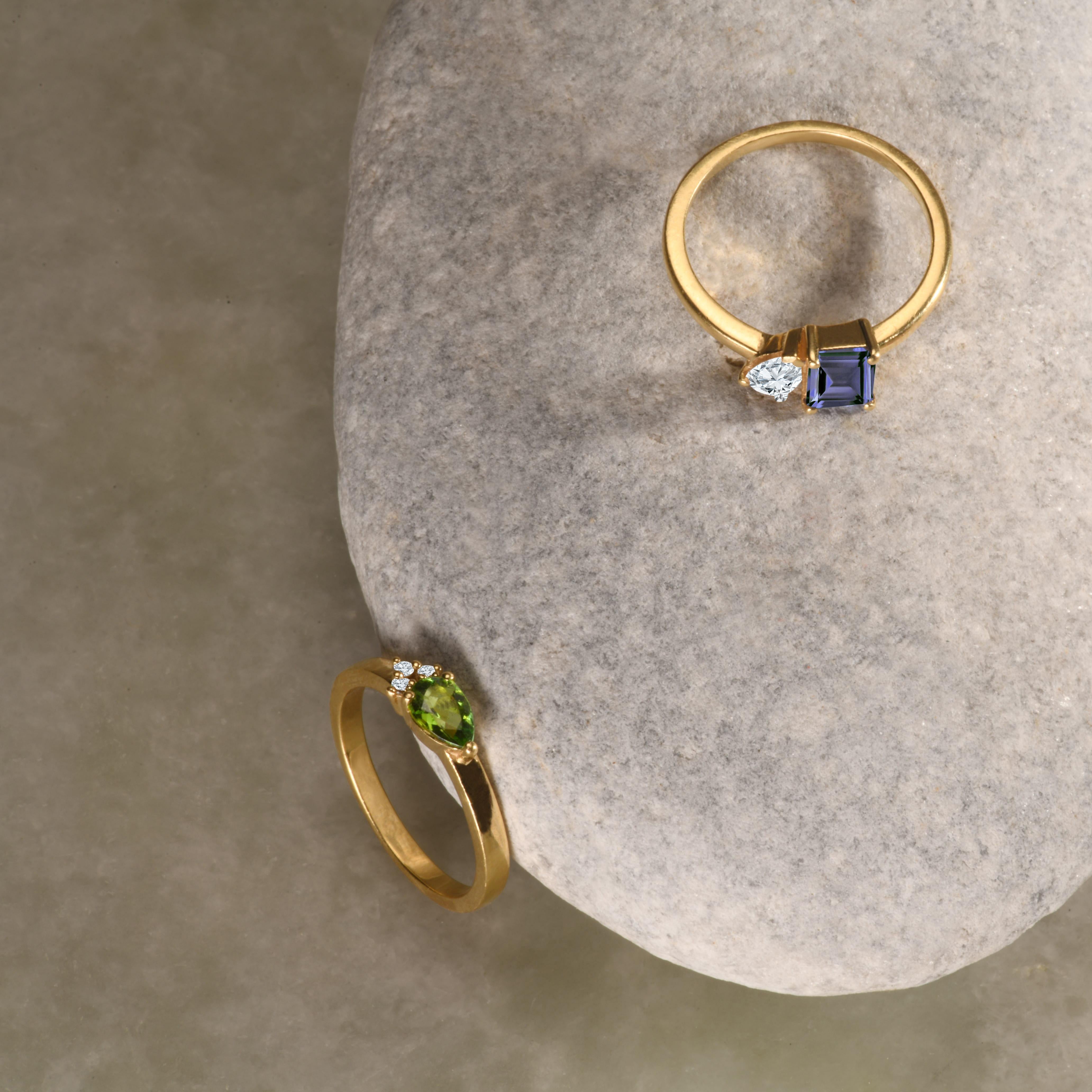 For Sale:  Modern 18k yellow gold ring with an emerald-cut green Sapphire and a diamond 4