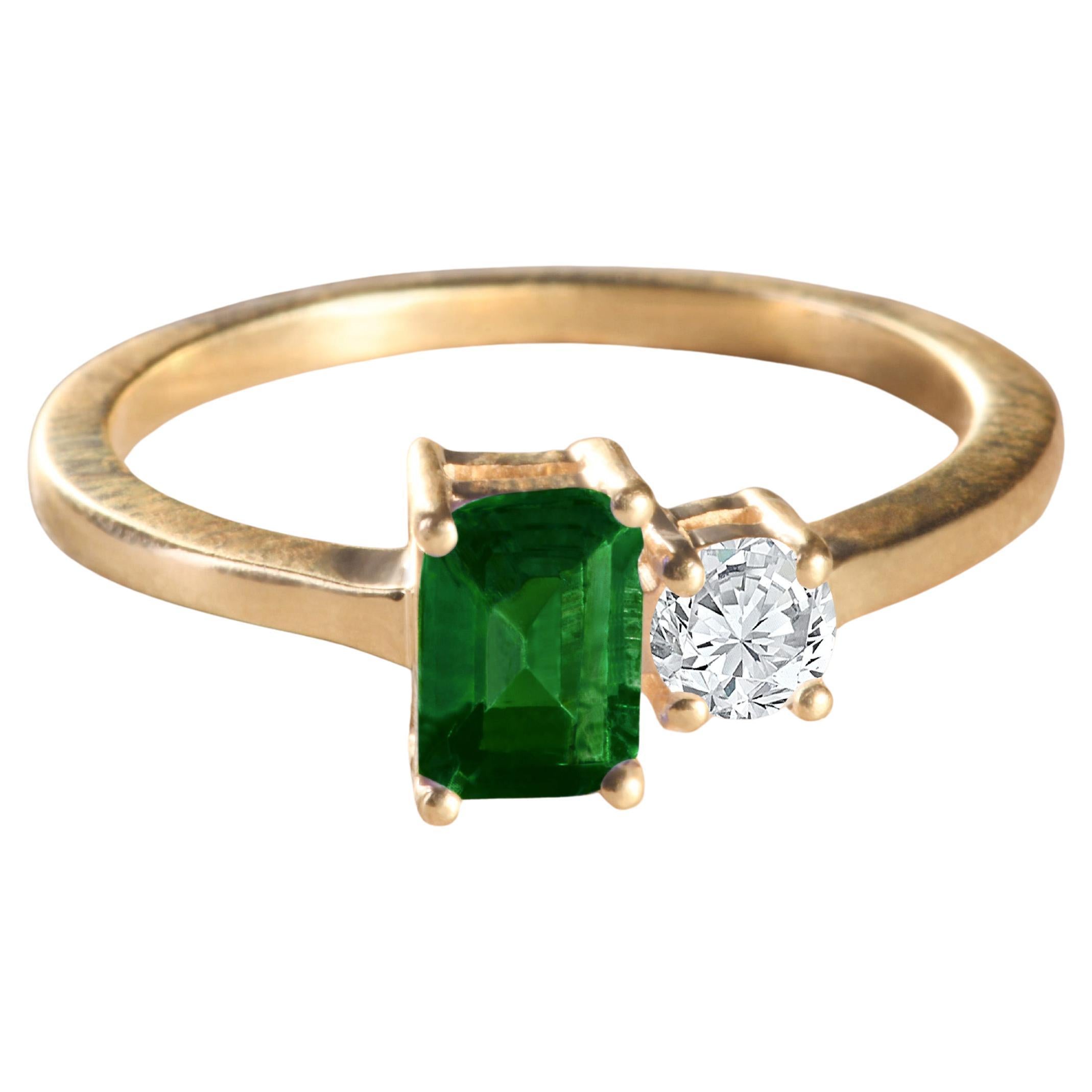 For Sale:  Modern 18k yellow gold ring with an emerald-cut green Sapphire and a diamond