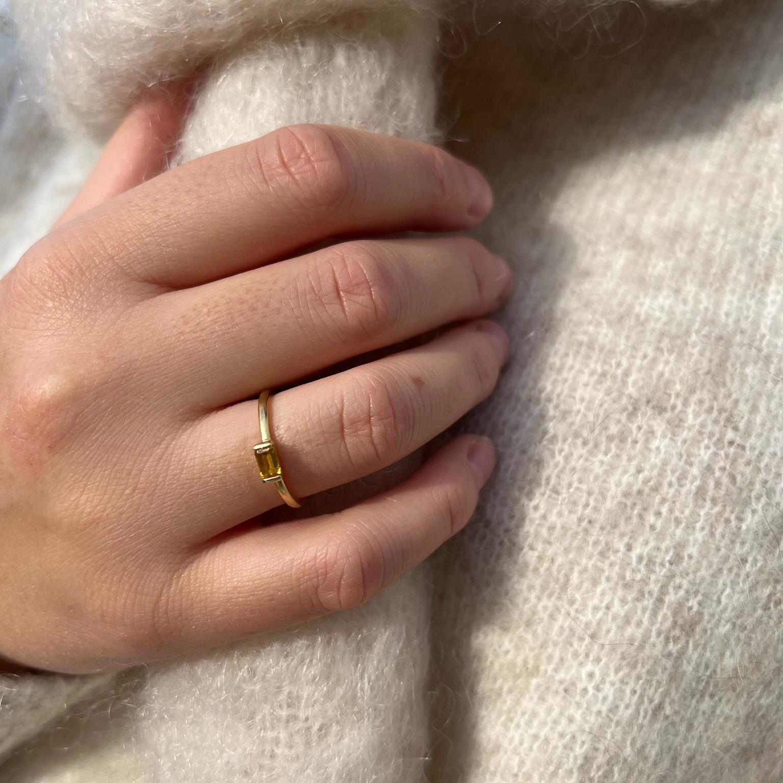 For Sale:  Modern 18k yellow gold ring with an emerald-cut pink Tourmaline 5