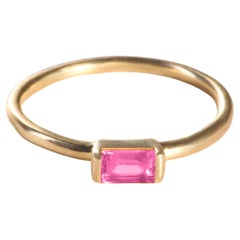 Moderner Ring aus 18 Karat Gelbgold mit rosa Turmalin im Smaragdschliff