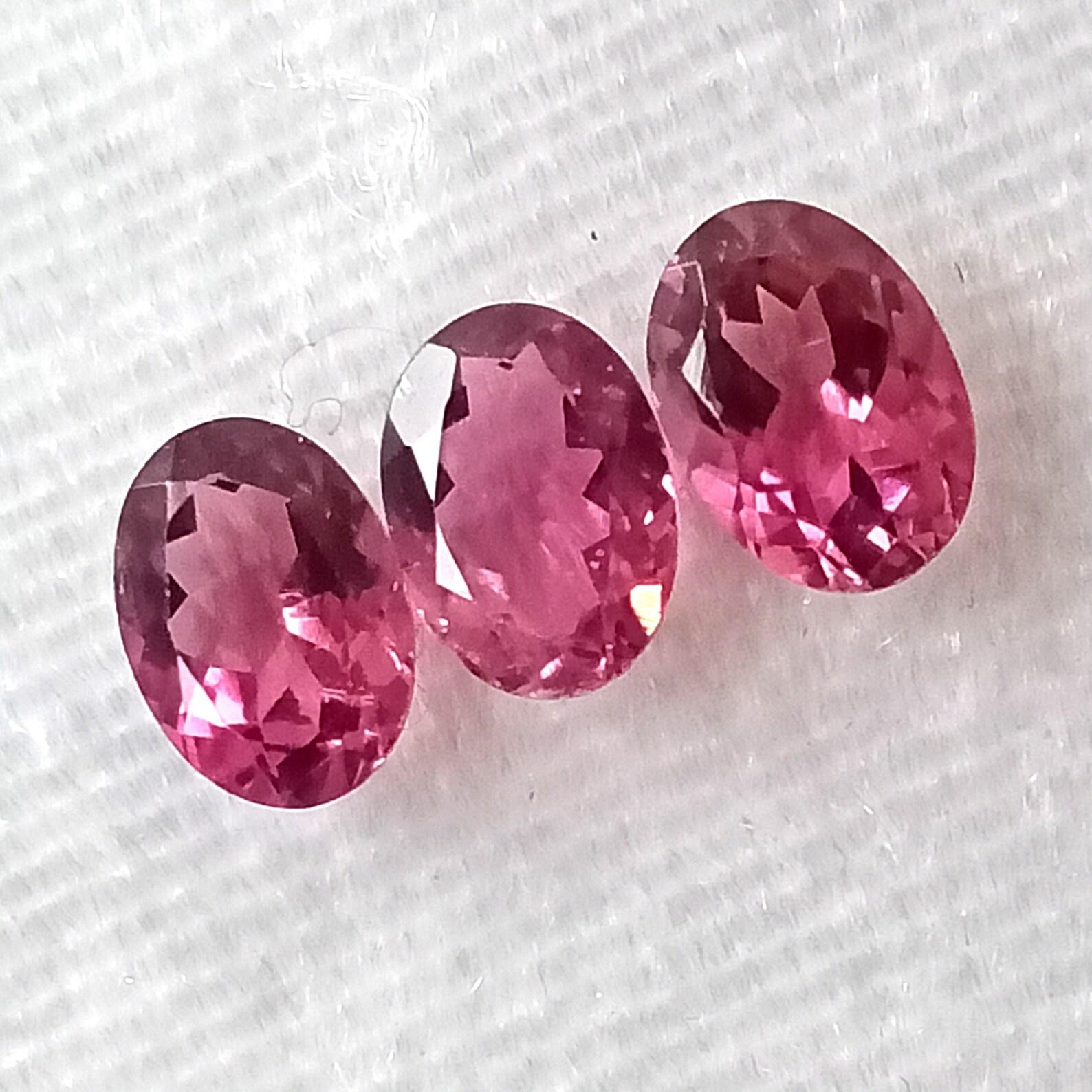 Im Angebot: Moderner Ring aus 18 Karat Gelbgold mit einem rosa Turmalin im Smaragdschliff und einem Diamanten () 2