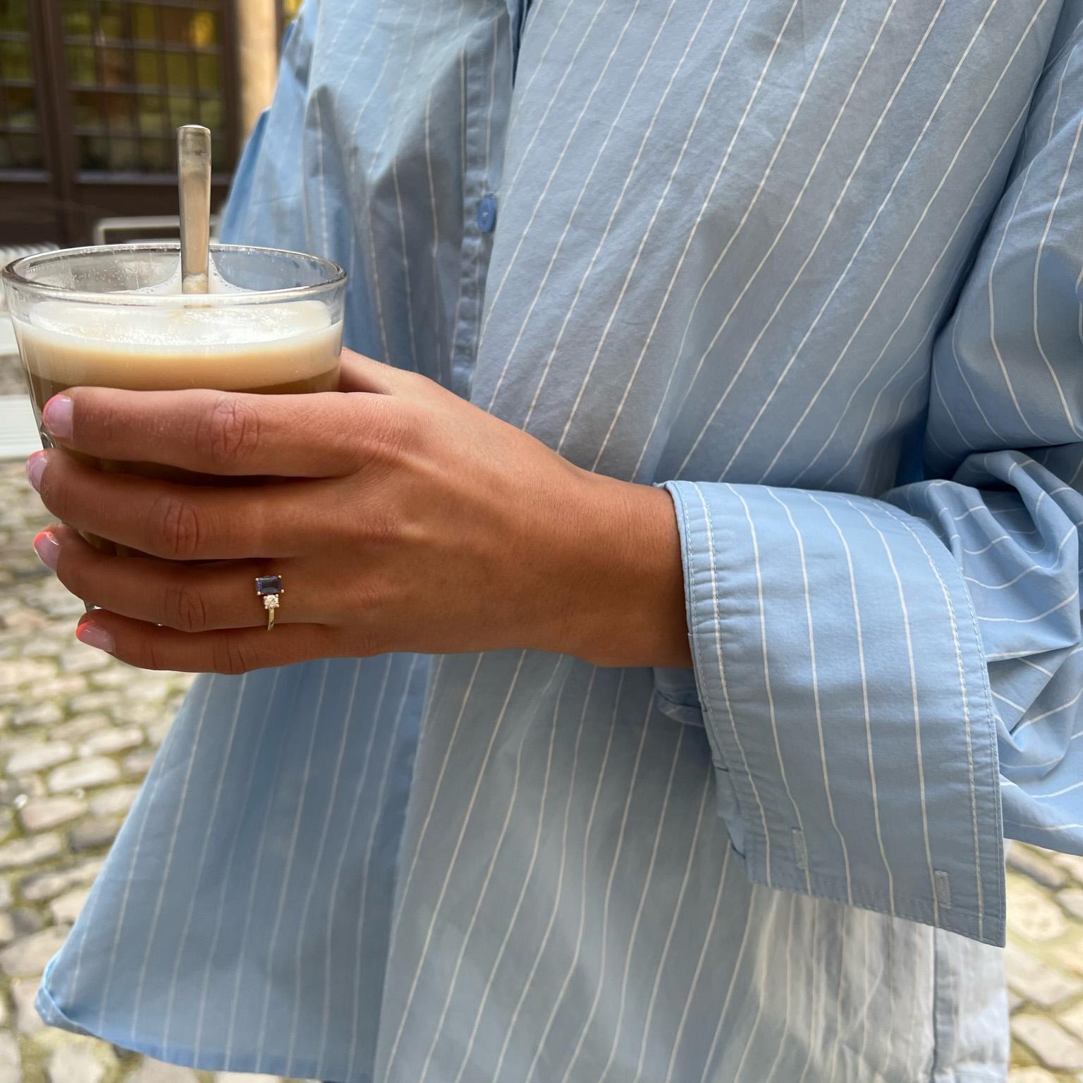 Im Angebot: Moderner Ring aus 18 Karat Gelbgold mit einem rosa Turmalin im Smaragdschliff und einem Diamanten () 3