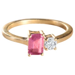 Modern 18k yellow gold ring with an emerald-cut pink Tourmaline and a diamond