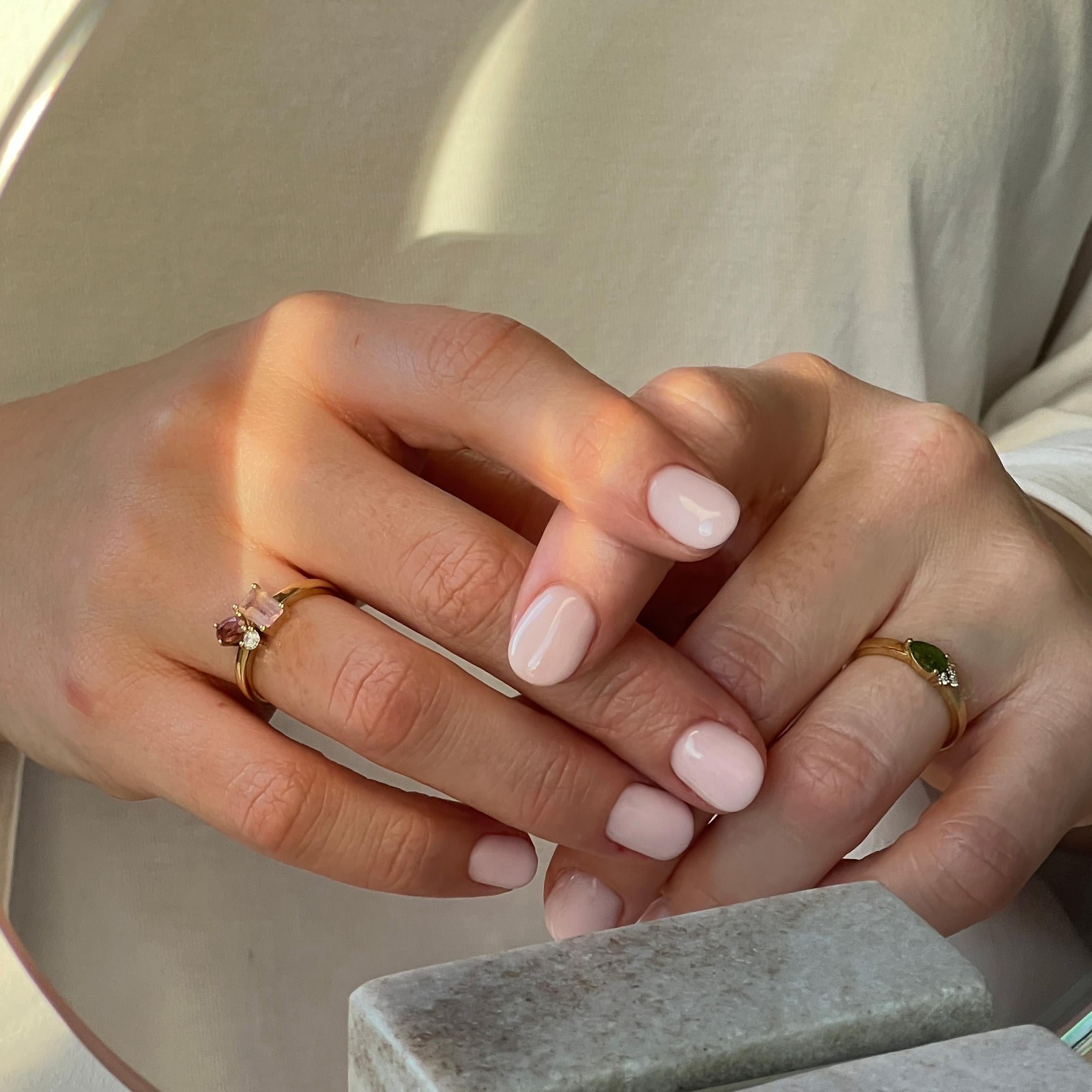 Im Angebot: Moderner Ring aus 18 Karat Gelbgold mit Morganit, Turmalin rosa und Diamanten. () 2