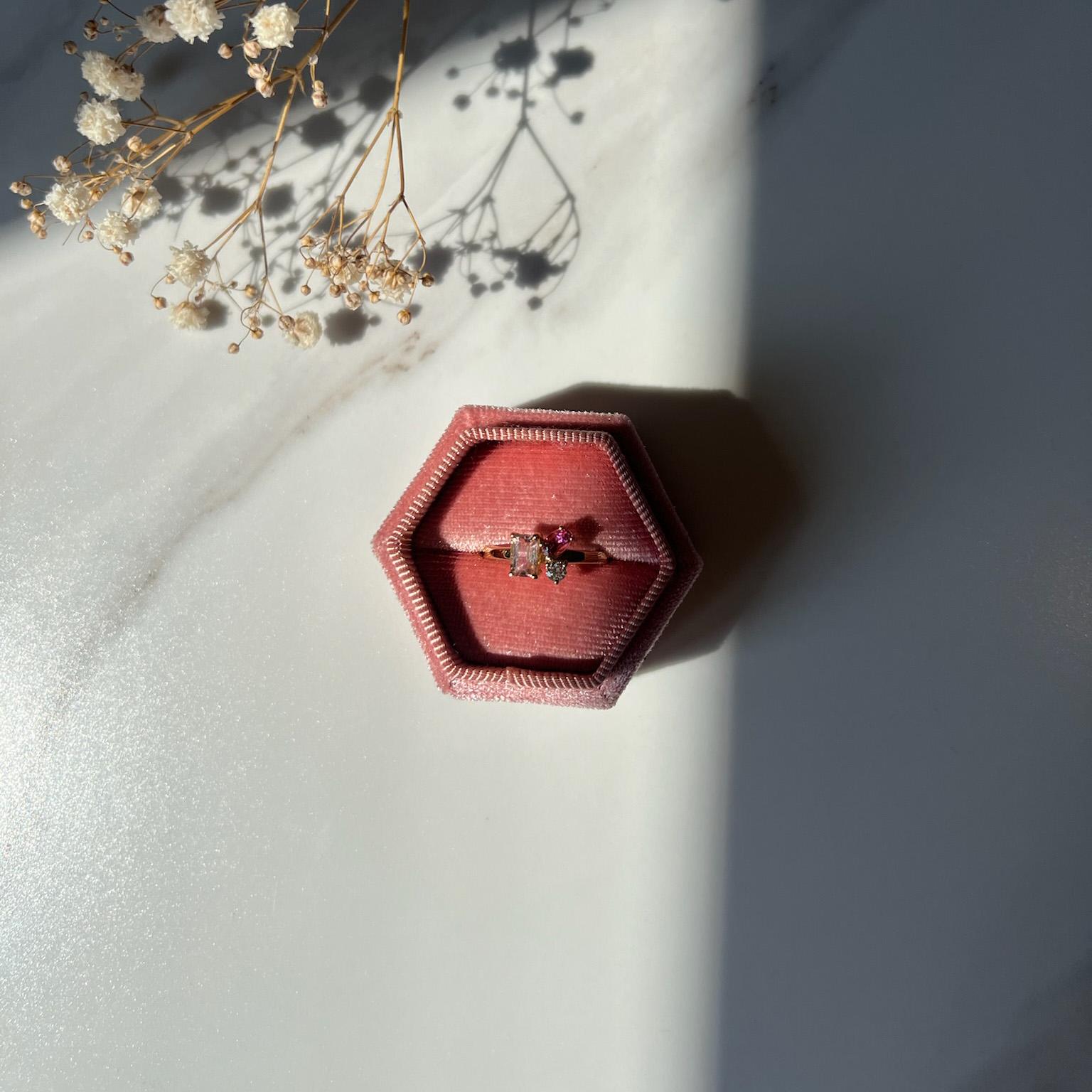 Im Angebot: Moderner Ring aus 18 Karat Gelbgold mit Morganit, Turmalin rosa und Diamanten. () 3