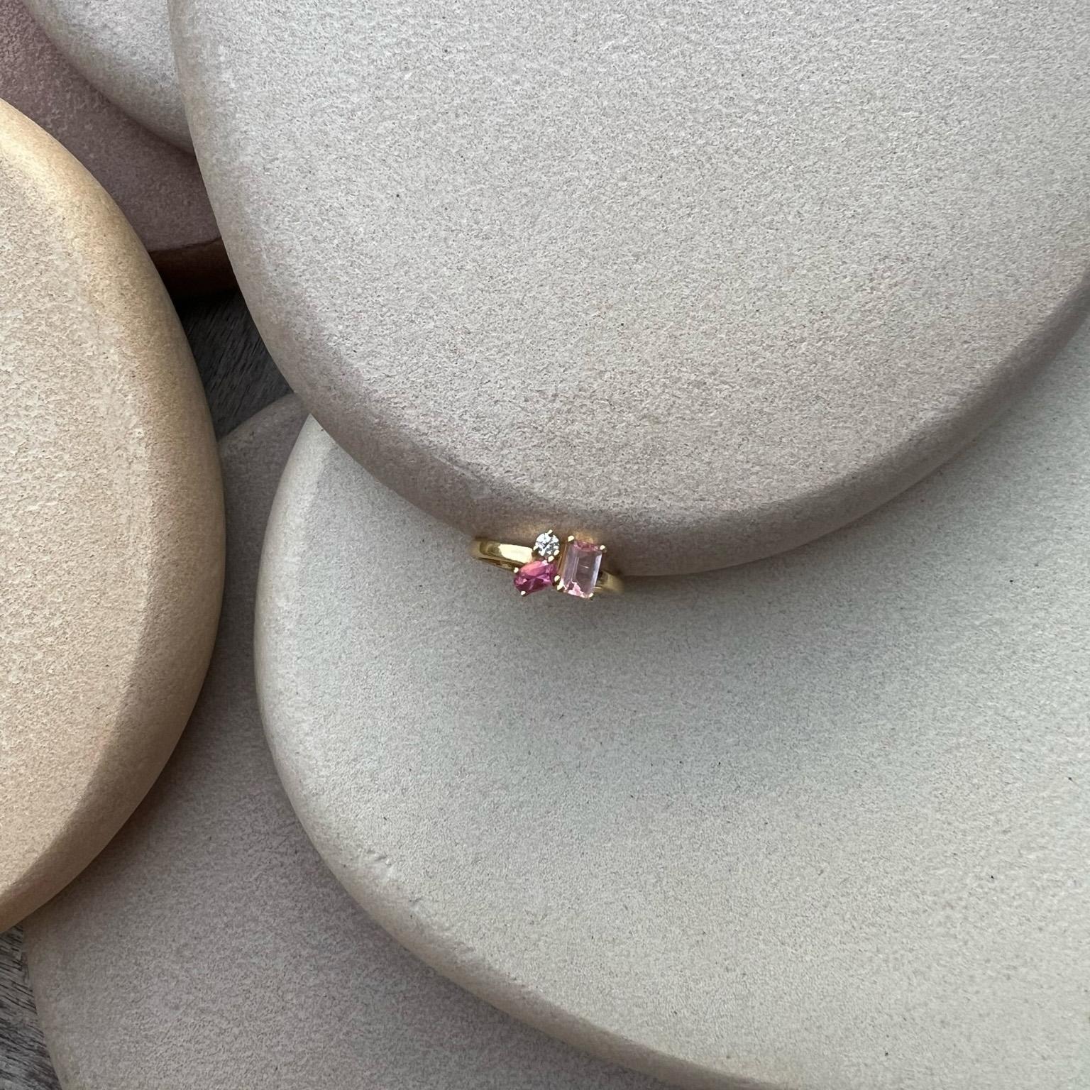 Im Angebot: Moderner Ring aus 18 Karat Gelbgold mit Morganit, Turmalin rosa und Diamanten. () 4