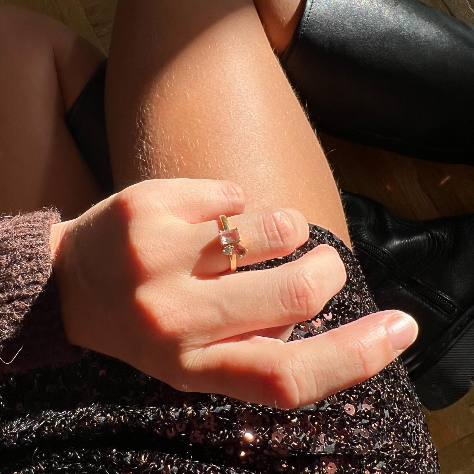 Im Angebot: Moderner Ring aus 18 Karat Gelbgold mit Morganit, Turmalin rosa und Diamanten. () 7