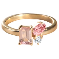 Moderner Ring aus 18 Karat Gelbgold mit Morganit, Turmalin rosa und Diamanten.