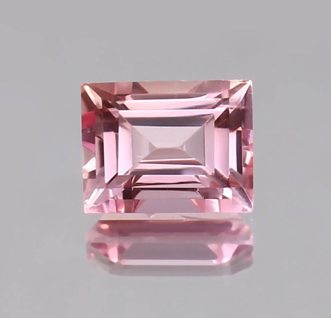 Im Angebot: Moderner Ring aus 18 Karat Gelbgold mit Morganit, Turmalin rosa und Diamanten. () 9