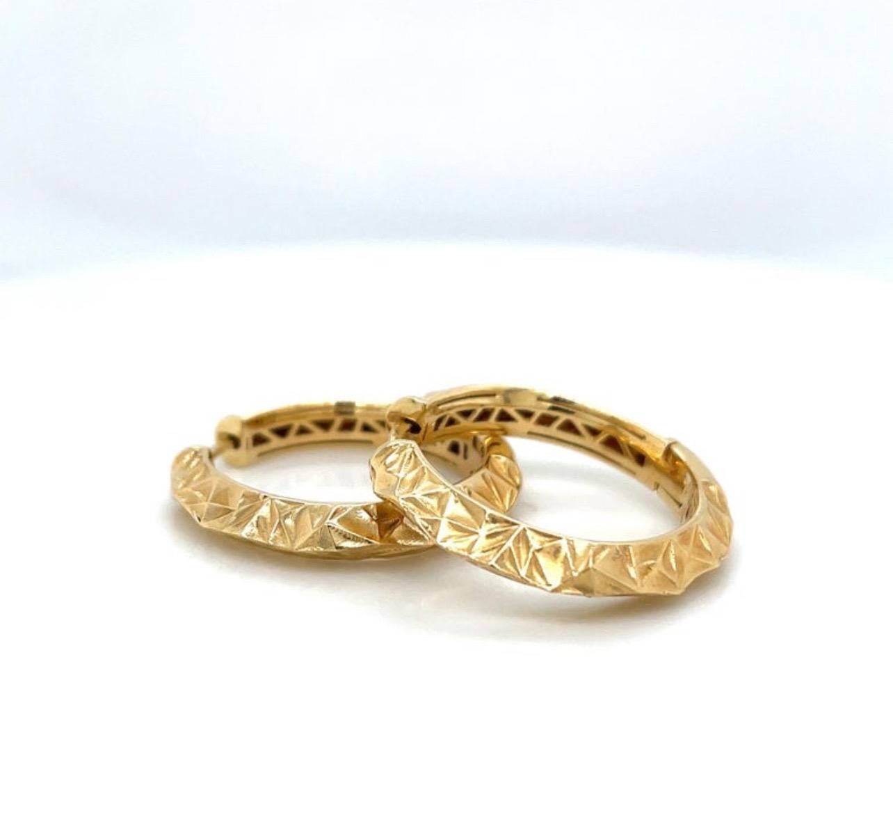 Textured 18K Yellow Gold Hoop Earrings In New Condition For Sale In Ridgefield, CT