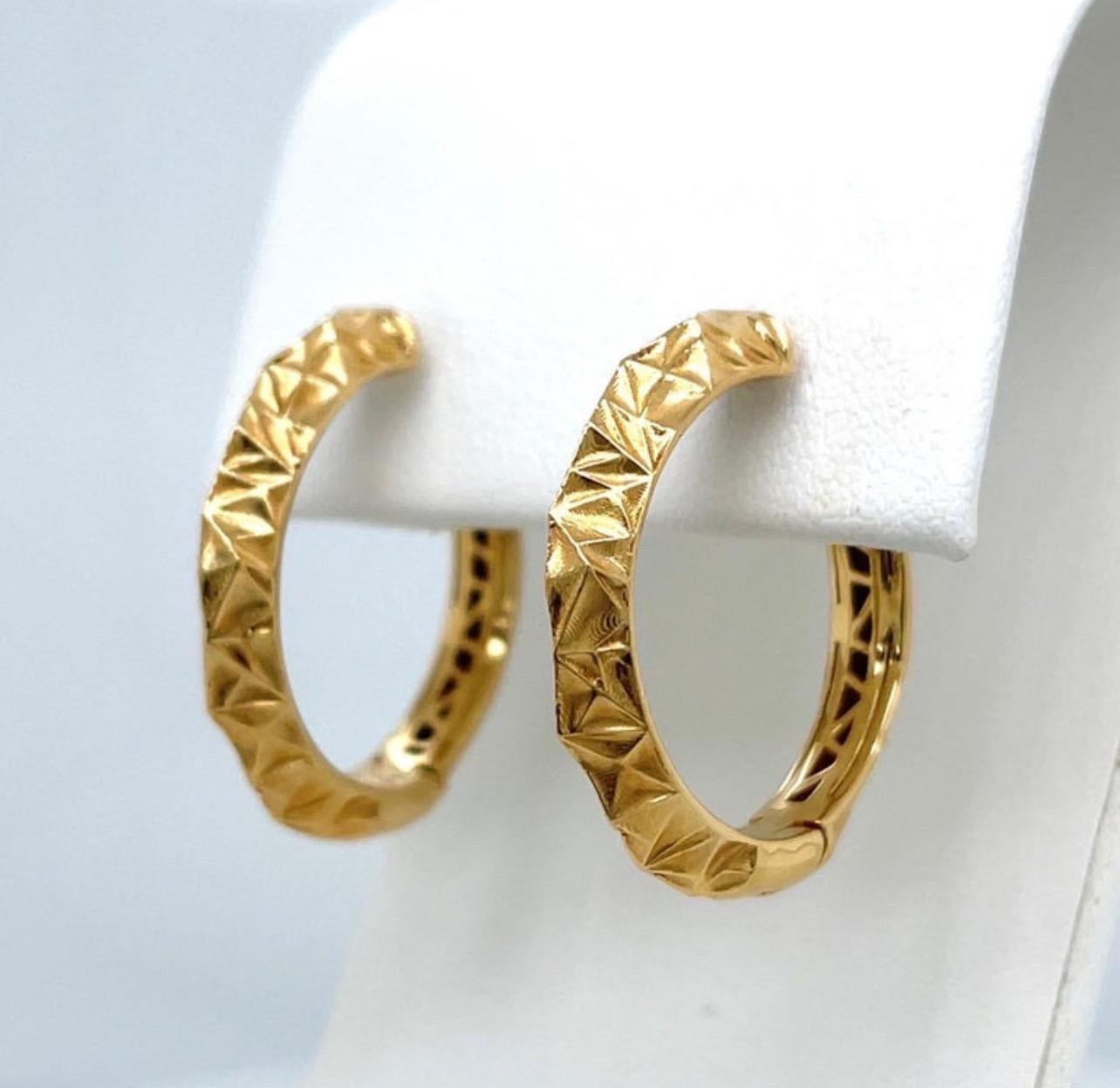 Women's or Men's Textured 18K Yellow Gold Hoop Earrings For Sale