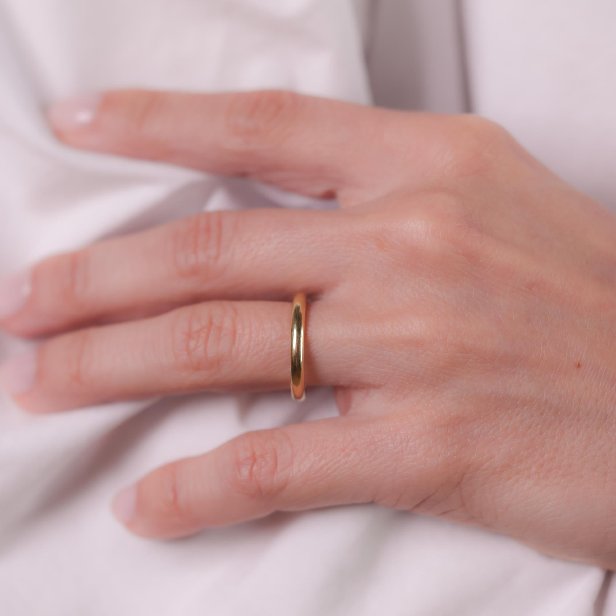 Modern 18k yellow gold wedding band In Excellent Condition In Beverly Hills, CA